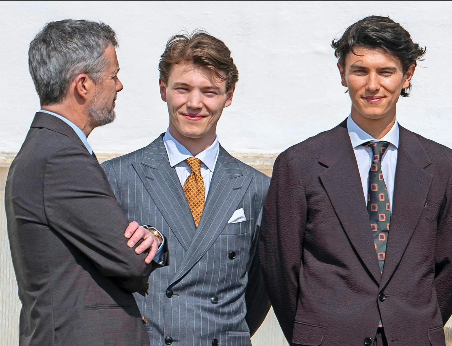 Grev Felix med sin farbror kong Frederik og grev Nikolai.