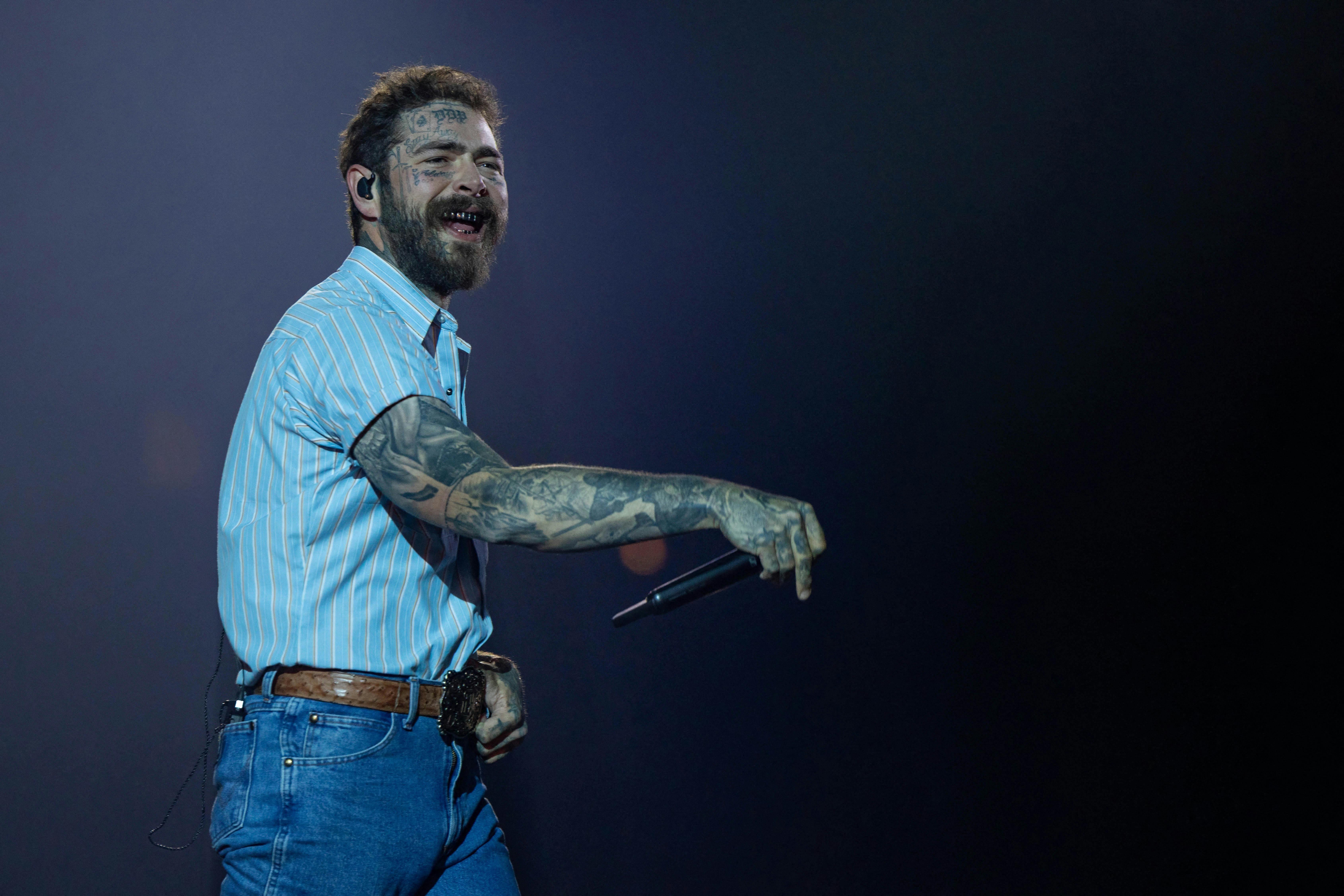 Post Malone på scenen i april. Siden har han sluttet et forhold og startet et nyt.