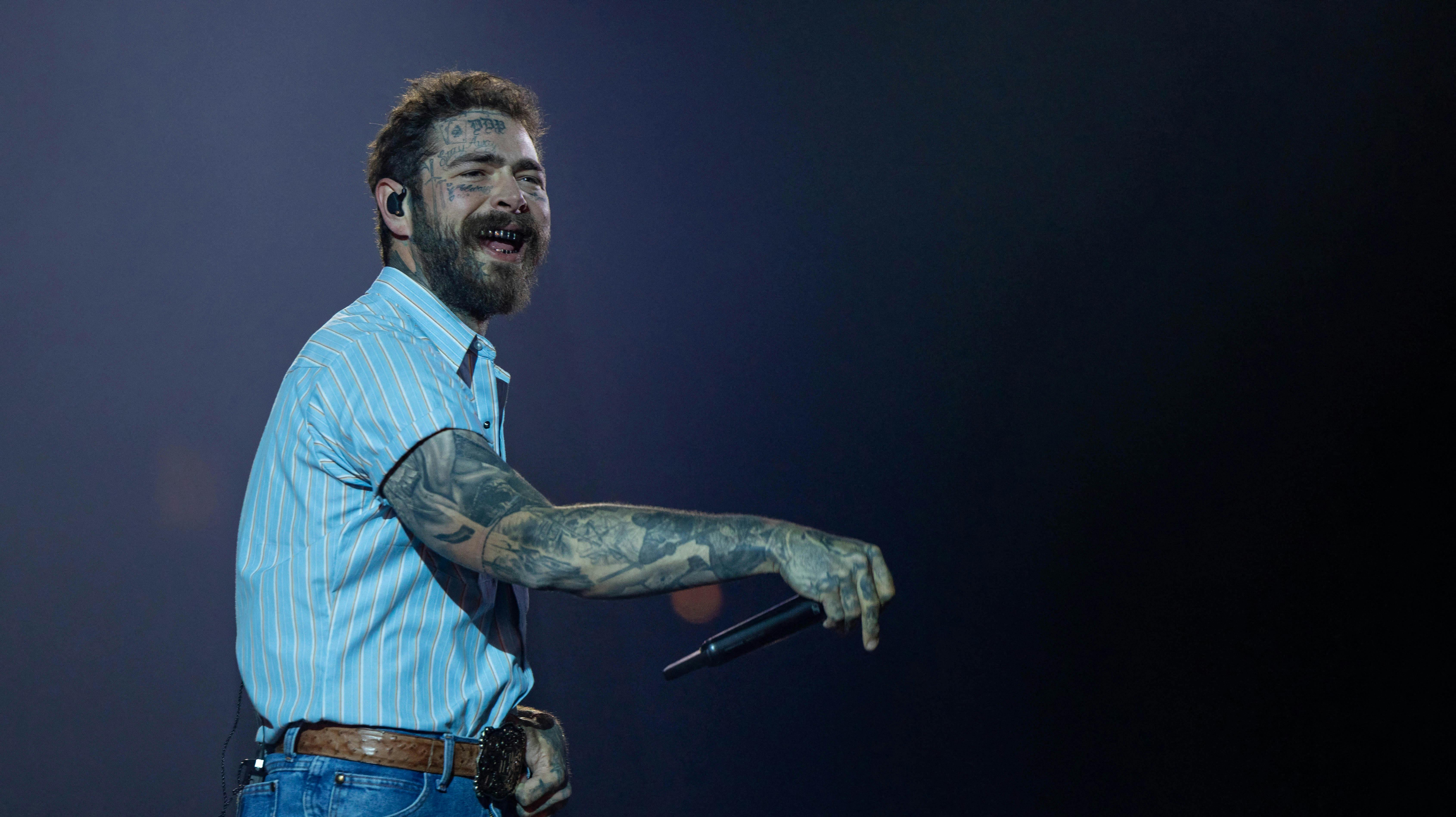 Post Malone på scenen i april. Siden har han sluttet et forhold og startet et nyt.