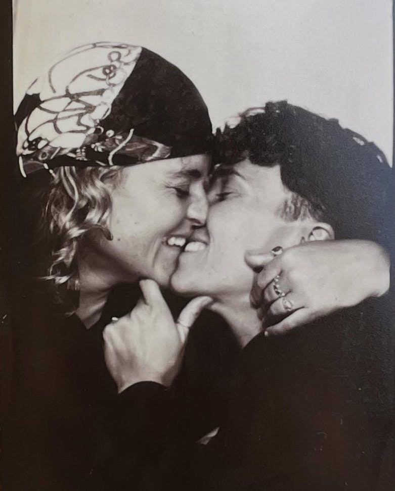 Influencer Kath Ebbs er forlovet med fodboldspiller Tilly Lucas-Rodd.