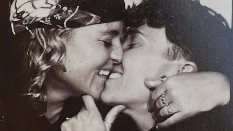 Influencer Kath Ebbs er forlovet med fodboldspiller Tilly Lucas-Rodd.