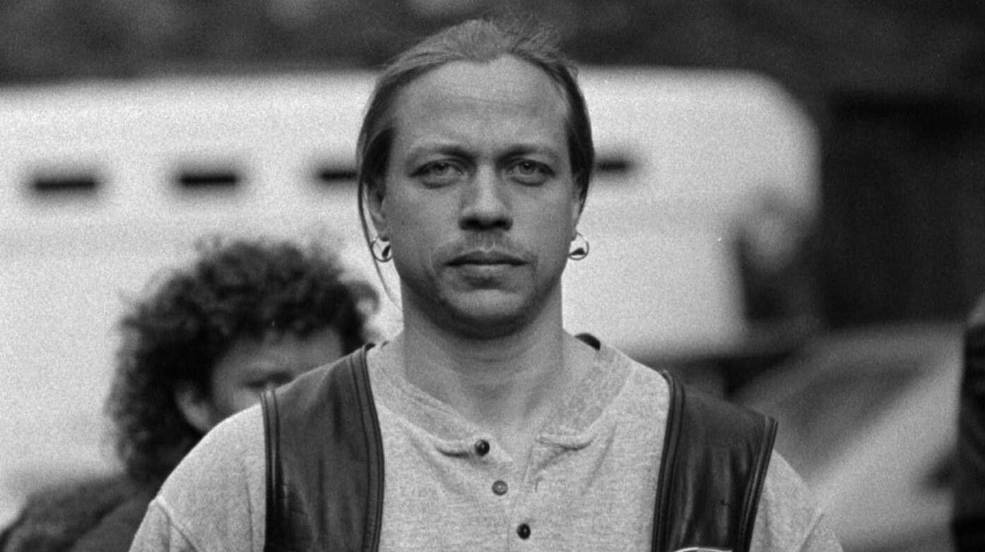 "Smukke Jens" som han så ud tilbage i 90'erne. Lig mærke til mærket "Viking" på hans højre bryst. Det er kun de såkaldt originale medlemmer af danske Hells Angels, som fik rockerklubben til Danmark, der må bære symbolet på deres rockervest.