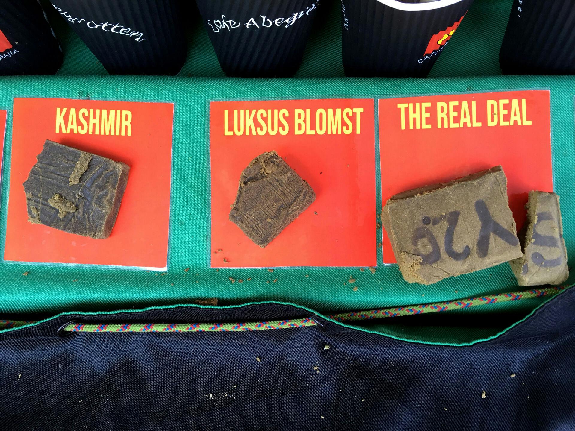 Hash, skunk og pot i en bod på Pusherstreet på Christiania.