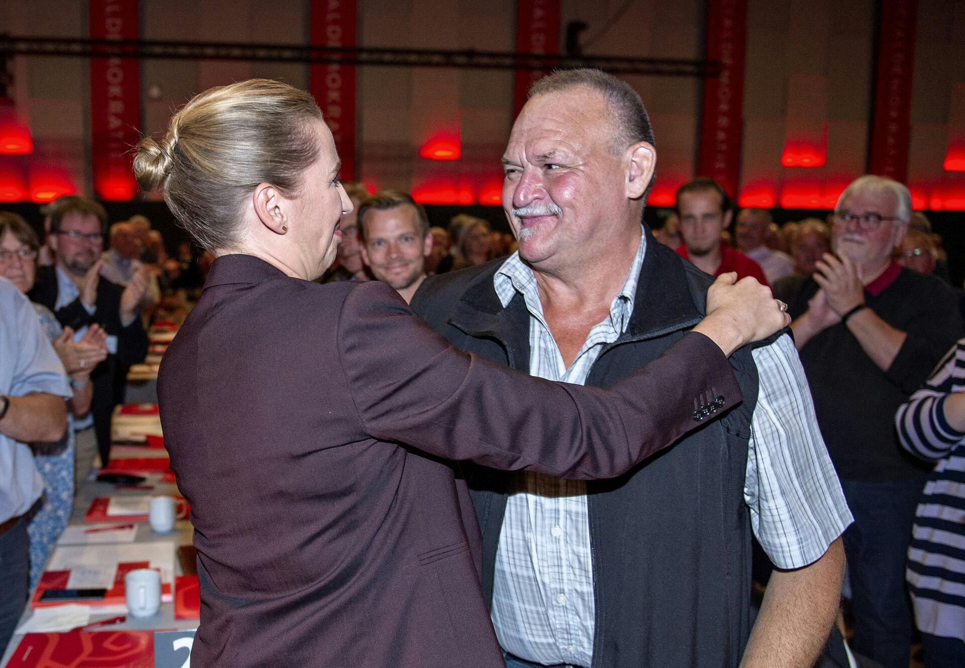 Billedet her er nærmest blevet det ikoniske symbol på, hvordan en toppolitiker som statsminister Mette Frederiksen kan få en "helt almindelig Arne" til at sælge sin politik.