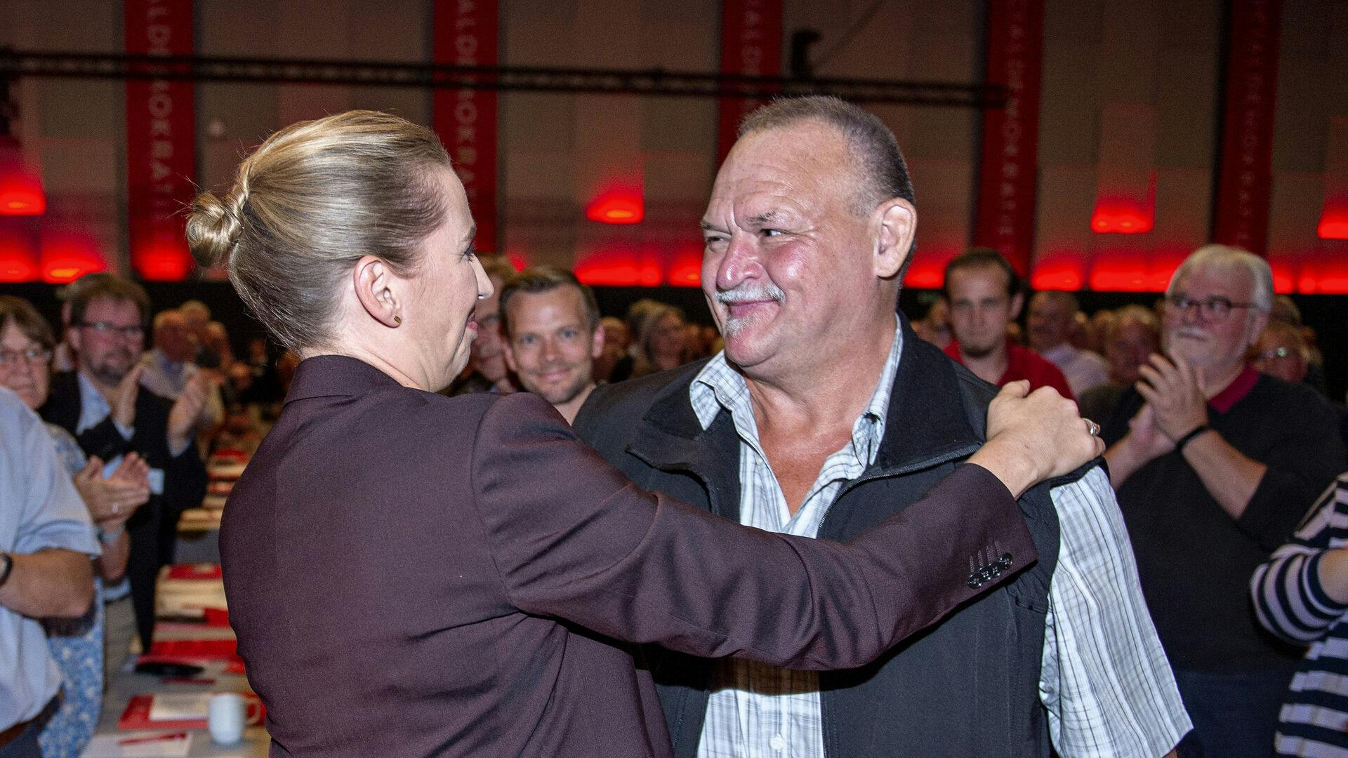 Billedet her er nærmest blevet det ikoniske symbol på, hvordan en toppolitiker som statsminister Mette Frederiksen kan få en "helt almindelig Arne" til at sælge sin politik. Men Arne vil hverken være symbol eller stemmekvæg for et parti, han har mistet tilliden til.