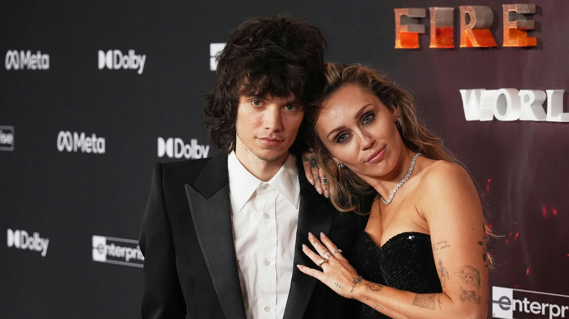 Miley Cyrus bekræfter nu, at den er god nok. Hun er forlovet med Maxx Morando.