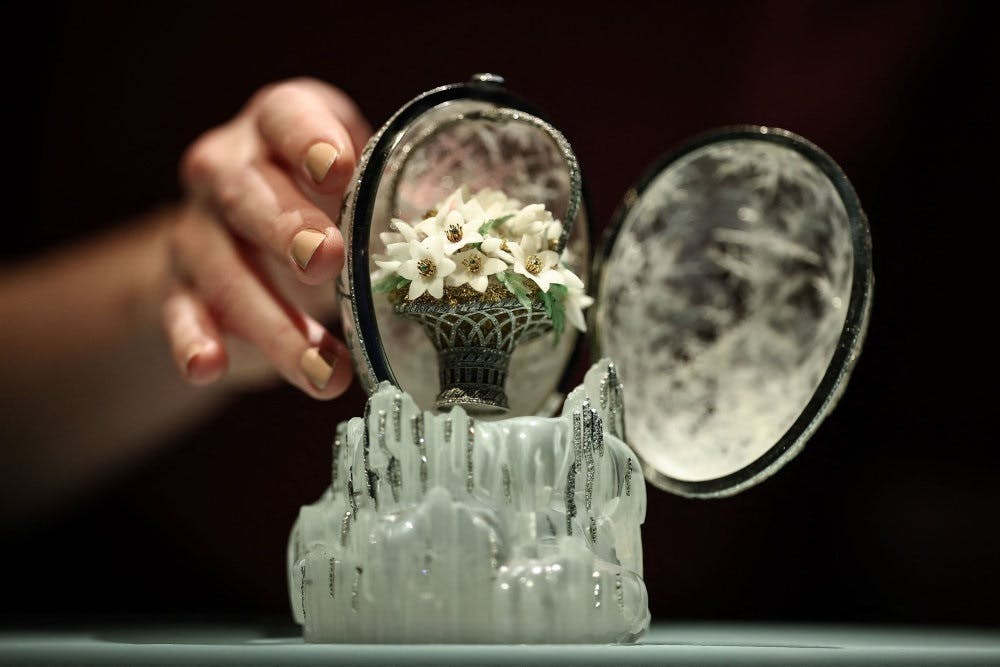 Fabergés "Vinteræg" blev i 1913 givet i gave til danskfødte enkekejserinde Dagmar af hendes svigersøn og daværende russiske zar Nikolaj II. Tirsdag blev det solgt for rekordbeløb på auktion i London. - Foto: Henry Nicholls/Ritzau Scanpix