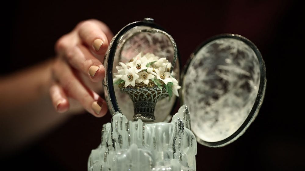 Fabergés "Vinteræg" blev i 1913 givet i gave til danskfødte enkekejserinde Dagmar af hendes svigersøn og daværende russiske zar Nikolaj II. Tirsdag blev det solgt for rekordbeløb på auktion i London. - Foto: Henry Nicholls/Ritzau Scanpix