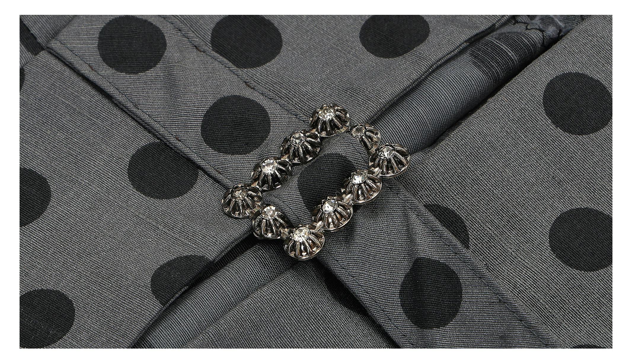 Den 8. december 2025 sættes kostumer fra den folkekære tv-serie Matador under hammeren hos Bruun Rasmussen.