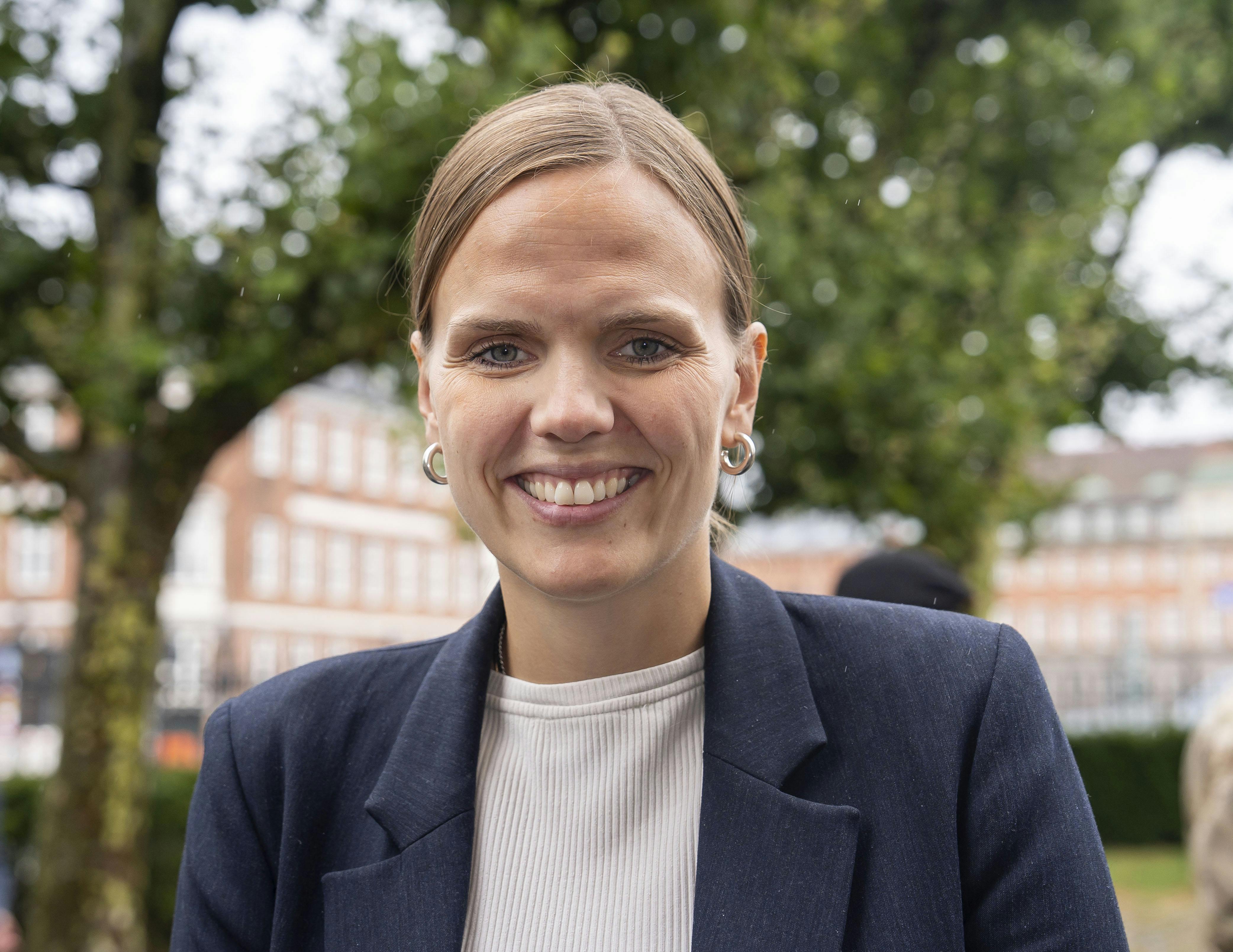 Moderaternes Caroline Stage skruer i den kommende tid ned for arbejdsopgaverne. Det skyldes, at hun er i risiko for at gå i for tidlig fødsel.