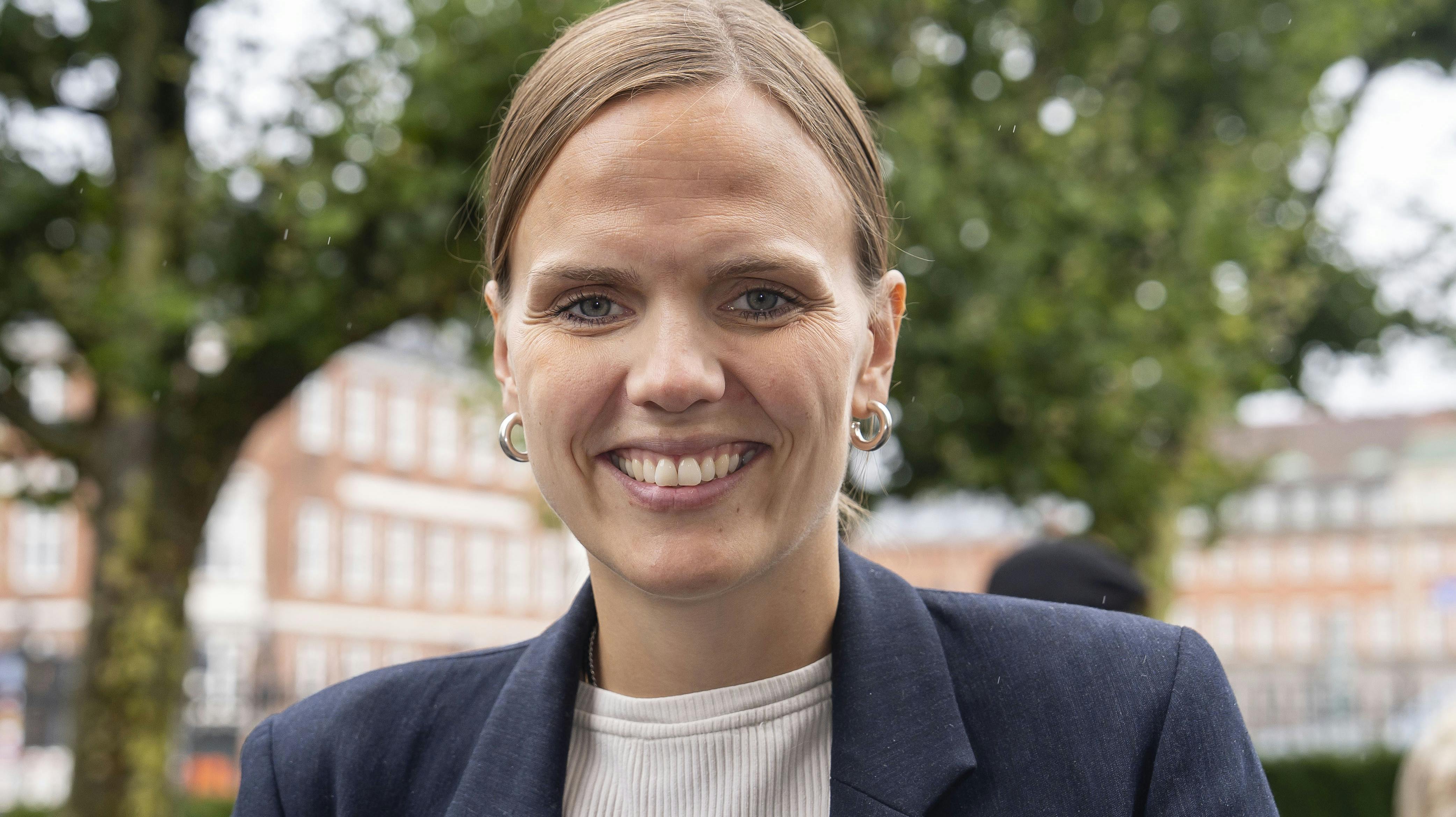 Moderaternes Caroline Stage skruer i den kommende tid ned for arbejdsopgaverne. Det skyldes, at hun er i risiko for at gå i for tidlig fødsel.