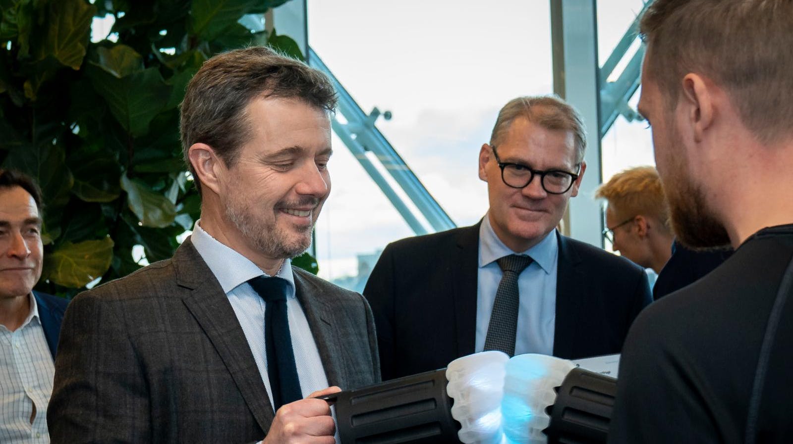 Det er uvist, hvornår Thomas Bustrup (med brillerne) igen skal repræsentere DI under et af organisationens mange erhvervsfremstød sammen med de danske kongelige.