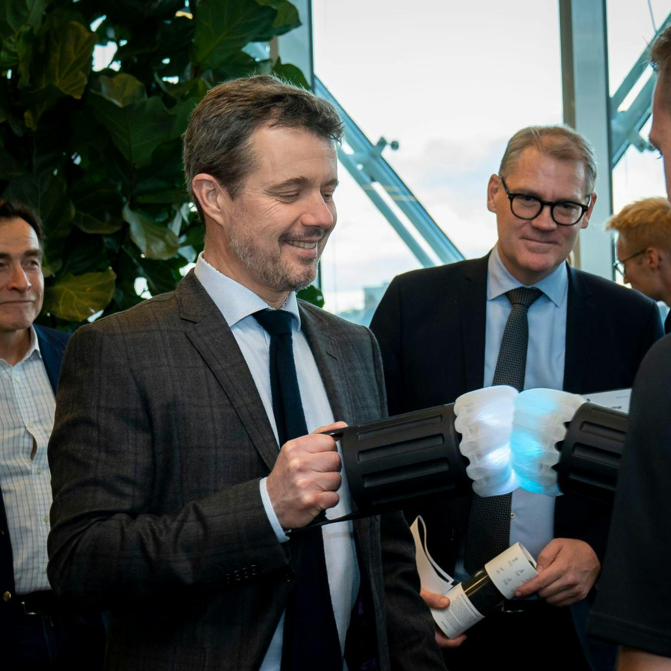 Det er uvist, hvornår Thomas Bustrup (med brillerne) igen skal repræsentere DI under et af organisationens mange erhvervsfremstød sammen med de danske kongelige.