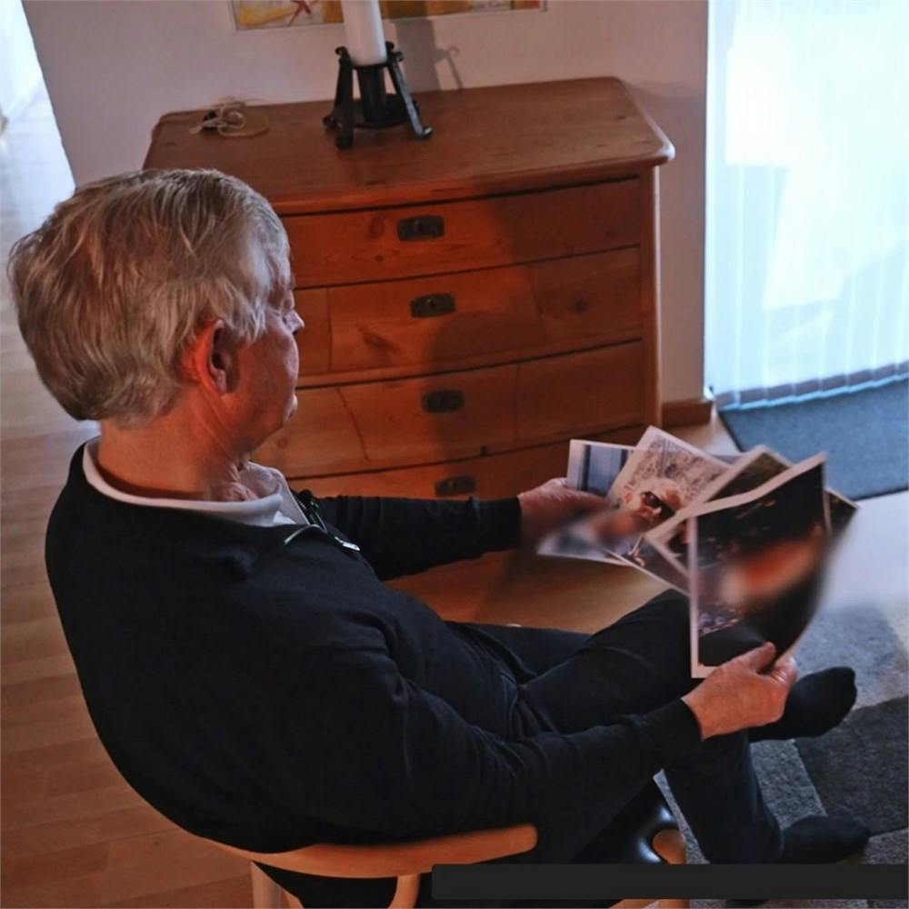 Peter Rugaards kones smykker var en del af hende, fortæller han. I dag kan han kun nyde billederne af sin kone med smykkerne, da både hans kone og smykkerne er væk.