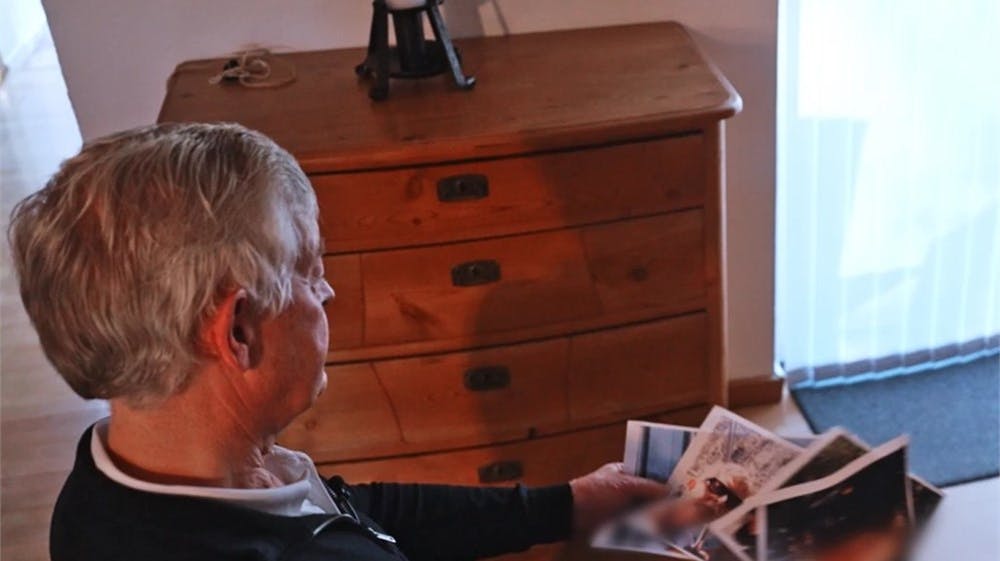 Peter Rugaards kones smykker var en del af hende, fortæller han. I dag kan han kun nyde billederne af sin kone med smykkerne, da både hans kone og smykkerne er væk.