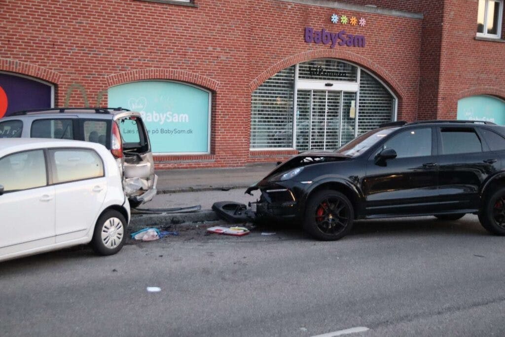 Den 17-årige kørte i den sorte Porsche, da han bragede ind i den 65-årige mand og hans bil.