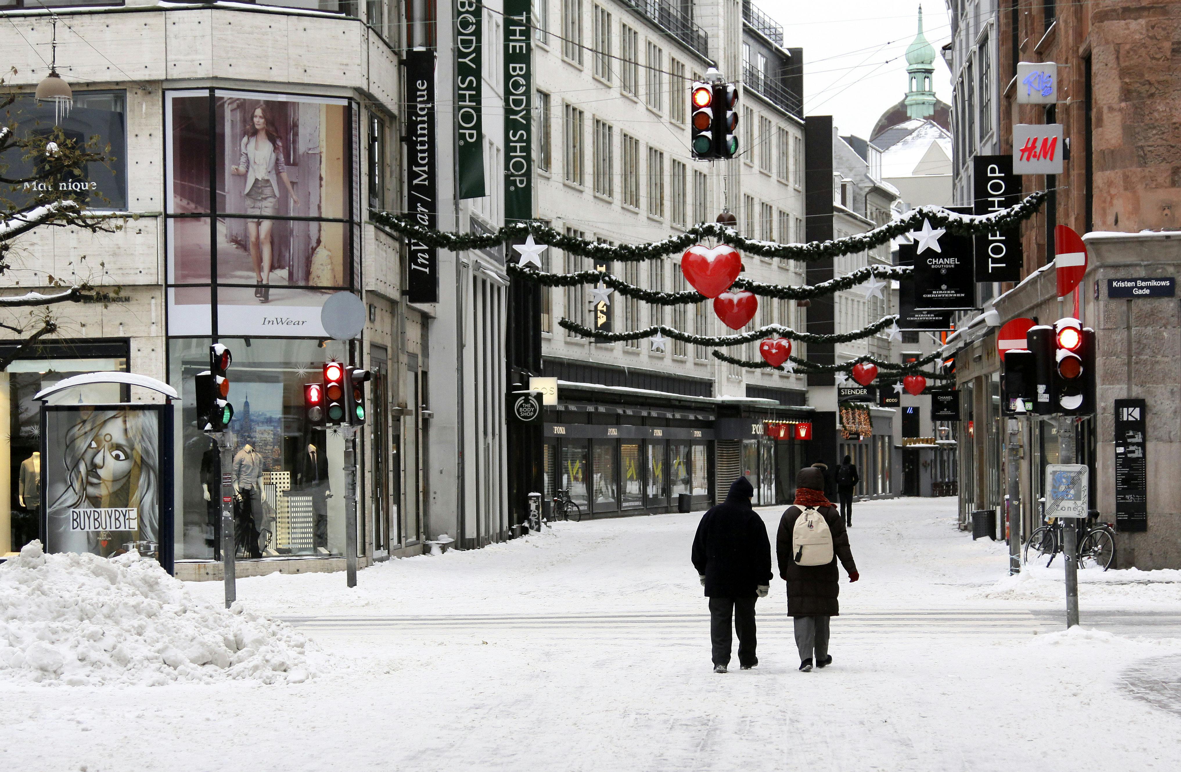 Hvid jul igen. Bidende koldt og næsten ingen mennesker på gaden fredag den 24. december 2010, her på Strøget. Hvid jul hører til sjældenhederne i Danmark. Siden 1900 er det kun sket otte gange, hvoraf den ene var julen 2009. Med en gentagelse i år er det første gang, så længe nogen kan huske tilbage, at vi får en landsdækkende hvid jul to år i træk. (Foto: Brian Bergmann/Scanpix 2010)