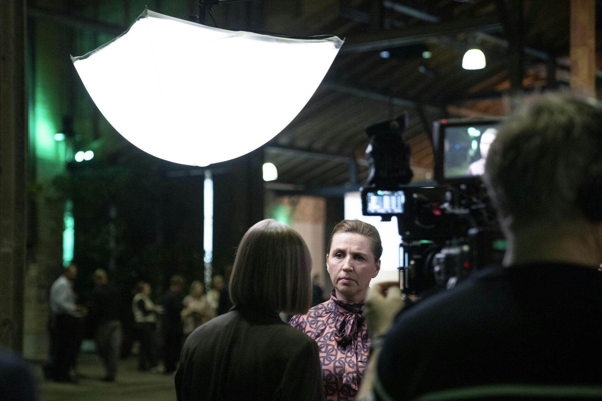 Mette Frederiksen erkendte efter kommunalvalget, at det var en fejl ikke at tale om og gøre mere ved danskernes alt for høje fødevarepriser. Alligevel er der ingen lavere moms i sigte på denne side af folketingsvalget næste år.