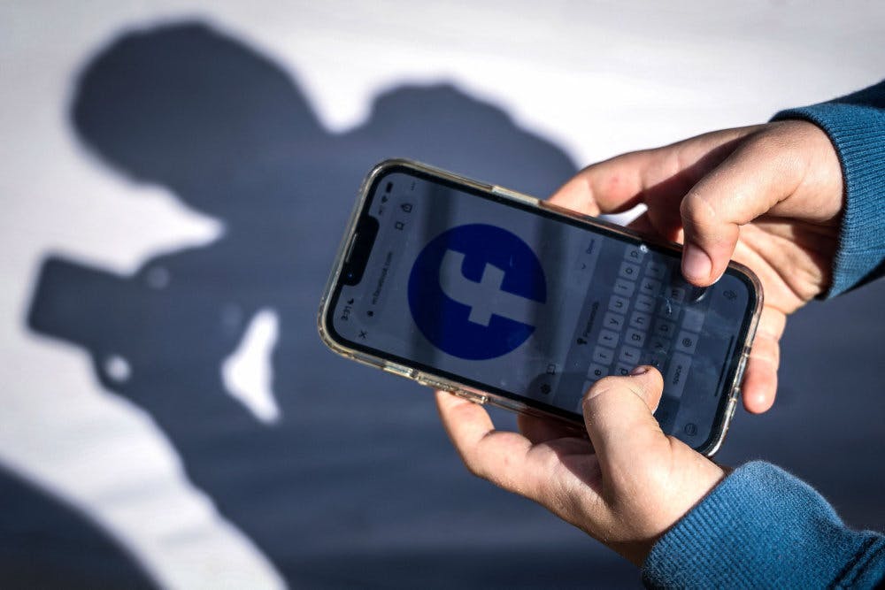 Den 10. december bliver det forbudt for unge under 16 år at tilgå sociale medier. (Arkivfoto). - Foto: David Gray/Ritzau Scanpix