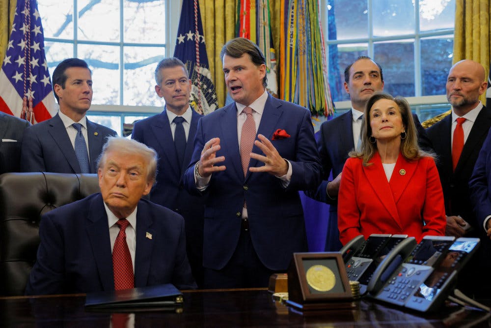 Donald Trump er flankeret af direktører fra flere af de største amerikanske bilfabrikanter i Det Hvide Hus. - Foto: Brian Snyder/Reuters