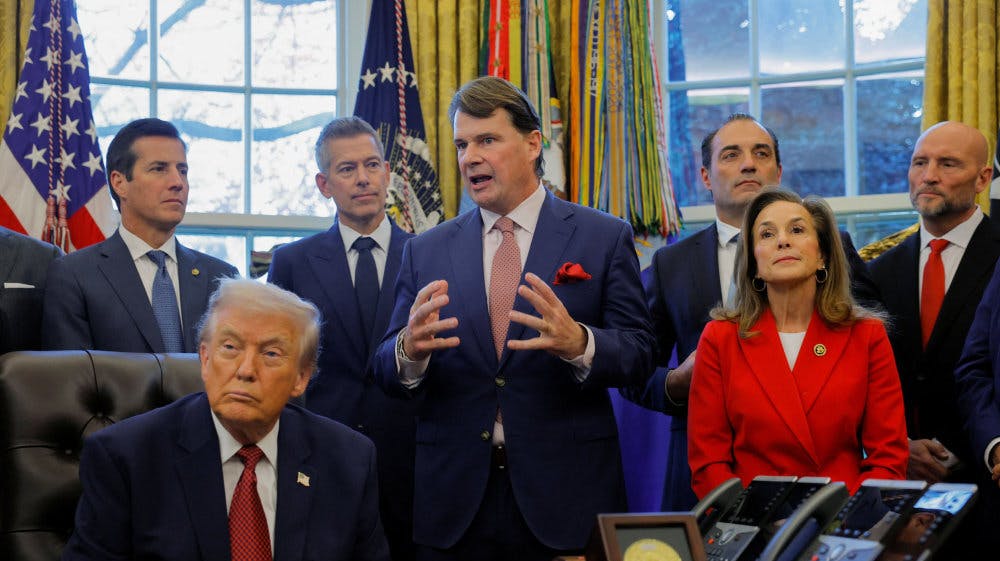 Donald Trump er flankeret af direktører fra flere af de største amerikanske bilfabrikanter i Det Hvide Hus. - Foto: Brian Snyder/Reuters