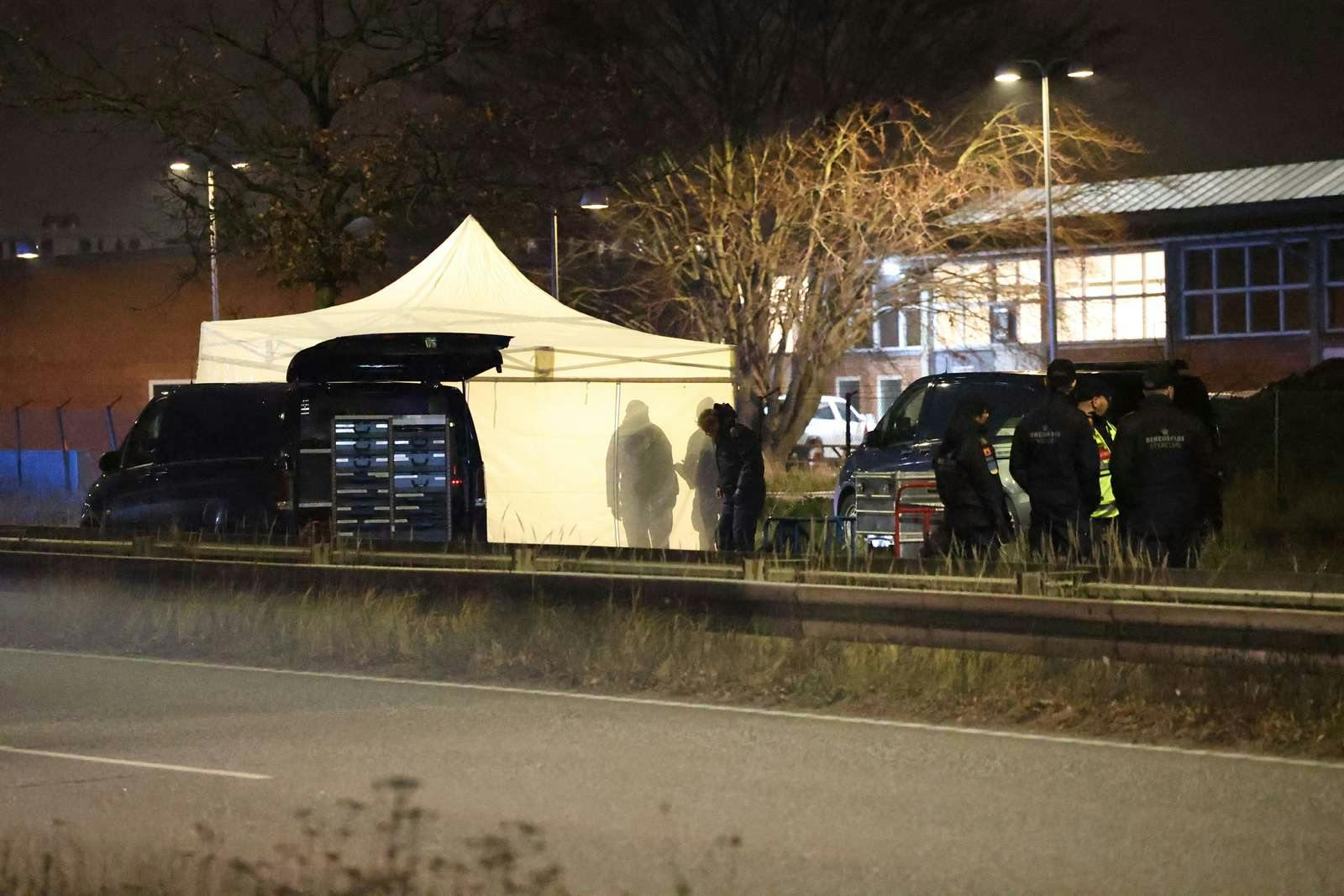 Kvinden blev dræbt på stedet, hvor politiet satte et telt op, mens undersøgelserne af gerningsstedet foregik.