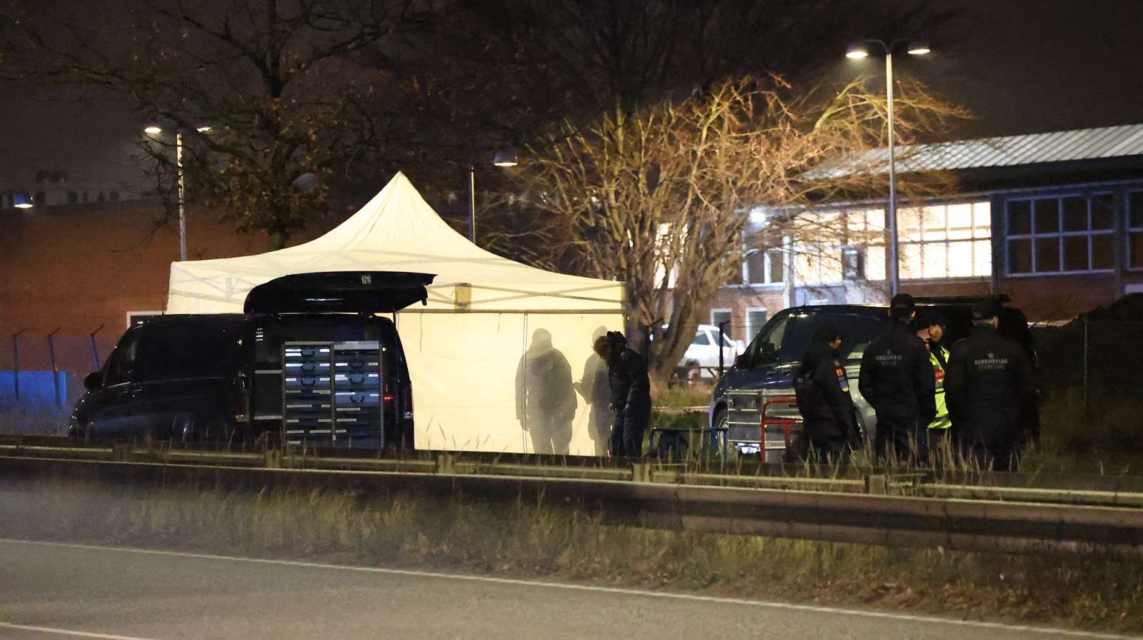 Kvinden blev dræbt på stedet, hvor politiet satte et telt op, mens undersøgelserne af gerningsstedet foregik.