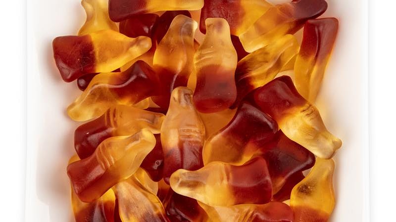 Den 33-årige mand kunne ikke få nok af cola-vingummi, og det resulterede i enorme mavesmerter og et hospitalsbesøg.