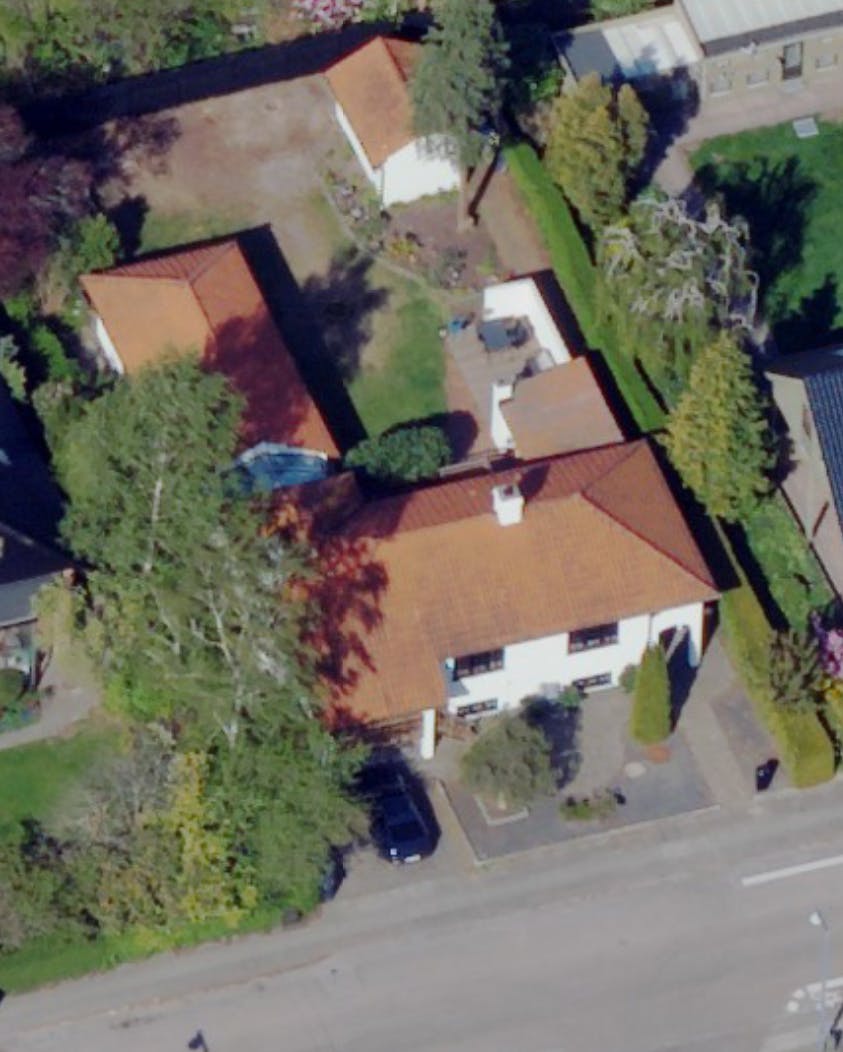 Det er denne villa, som parret nu har fået solgt.