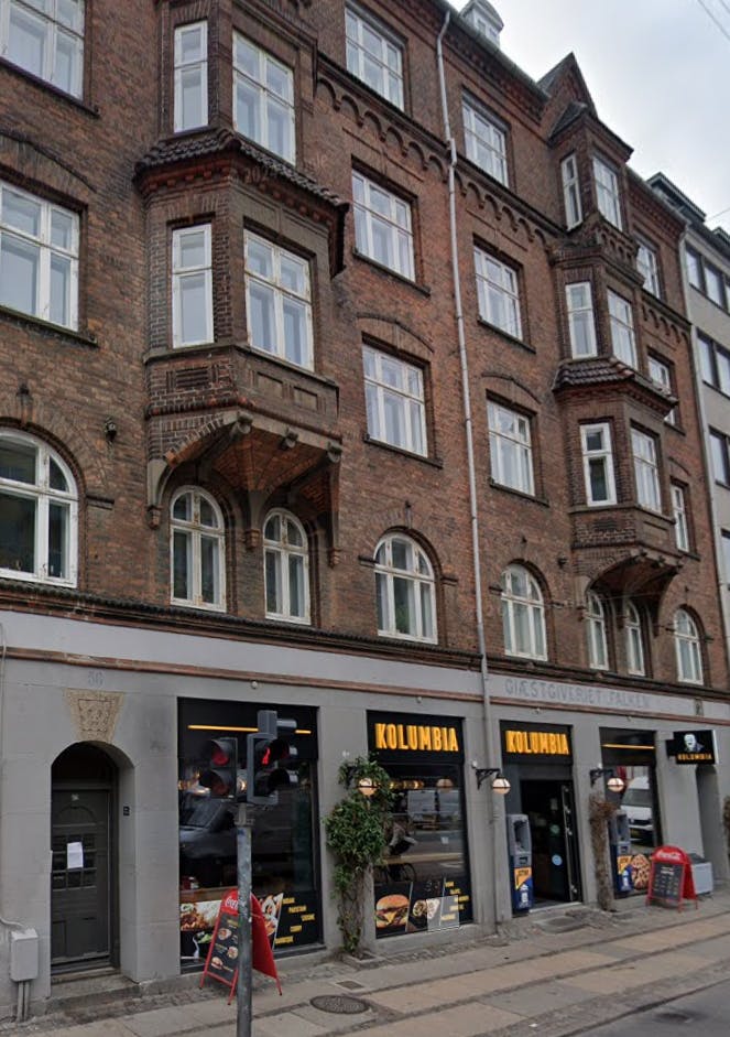 Popstjernens ydmyge lejlighed ligger i denne flotte ejendom.