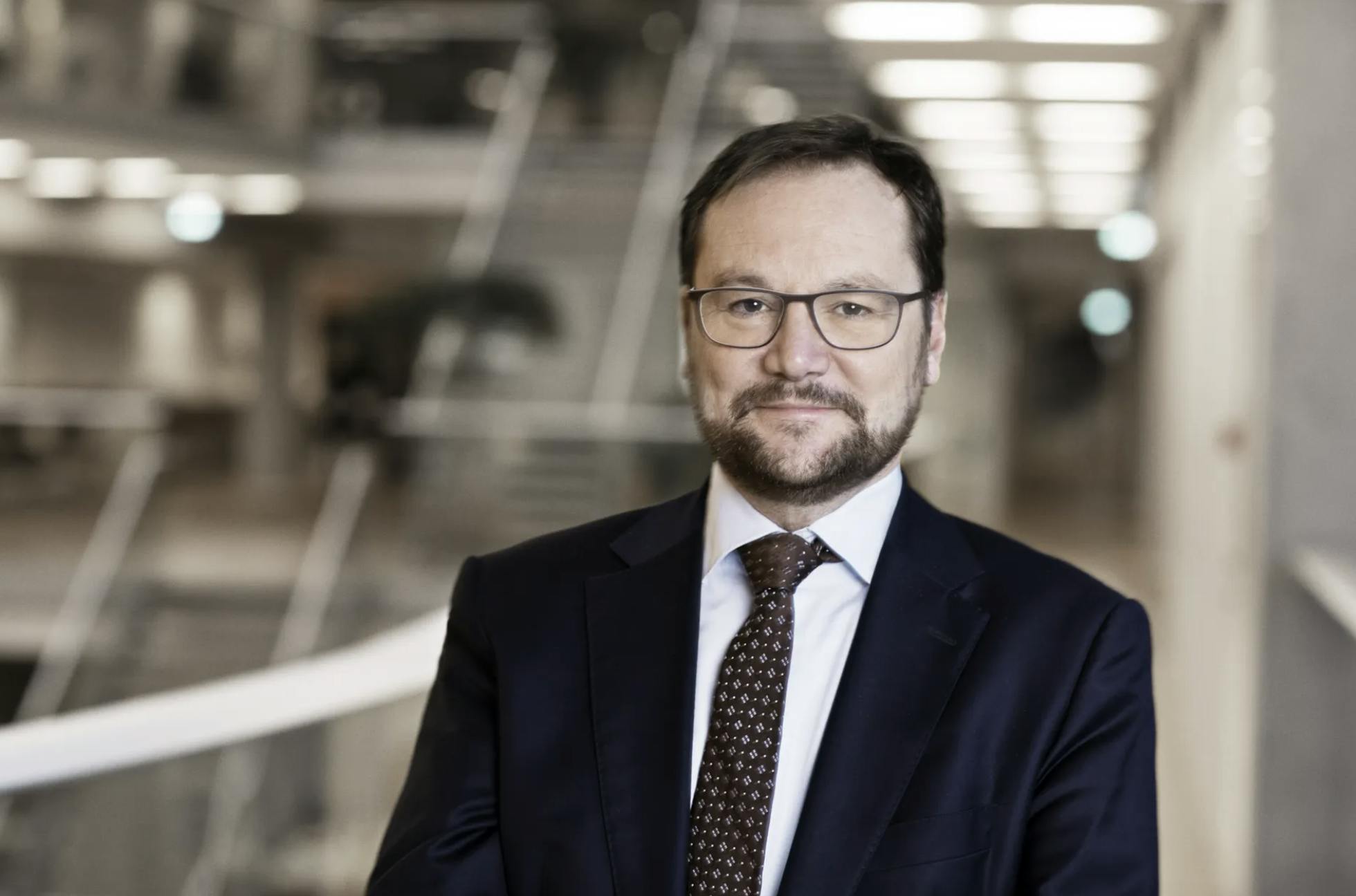 Efter næsten 14 år i spidsen for Rambøll takker Jens-Peter Saul af som administrerende direktør. Den 59-årige tysker, der har sat grøn omstilling øverst på dagsordenen, bliver siddende, indtil en ny topchef er fundet.