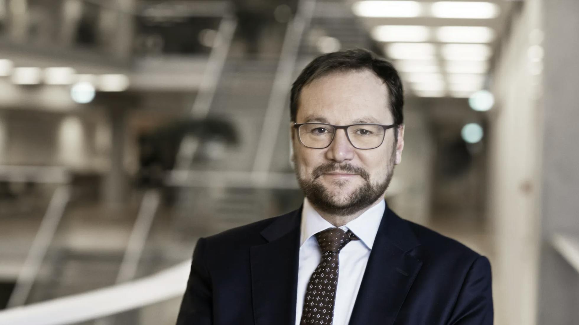 Efter næsten 14 år i spidsen for Rambøll takker Jens-Peter Saul af som administrerende direktør. Den 59-årige tysker, der har sat grøn omstilling øverst på dagsordenen, bliver siddende, indtil en ny topchef er fundet.