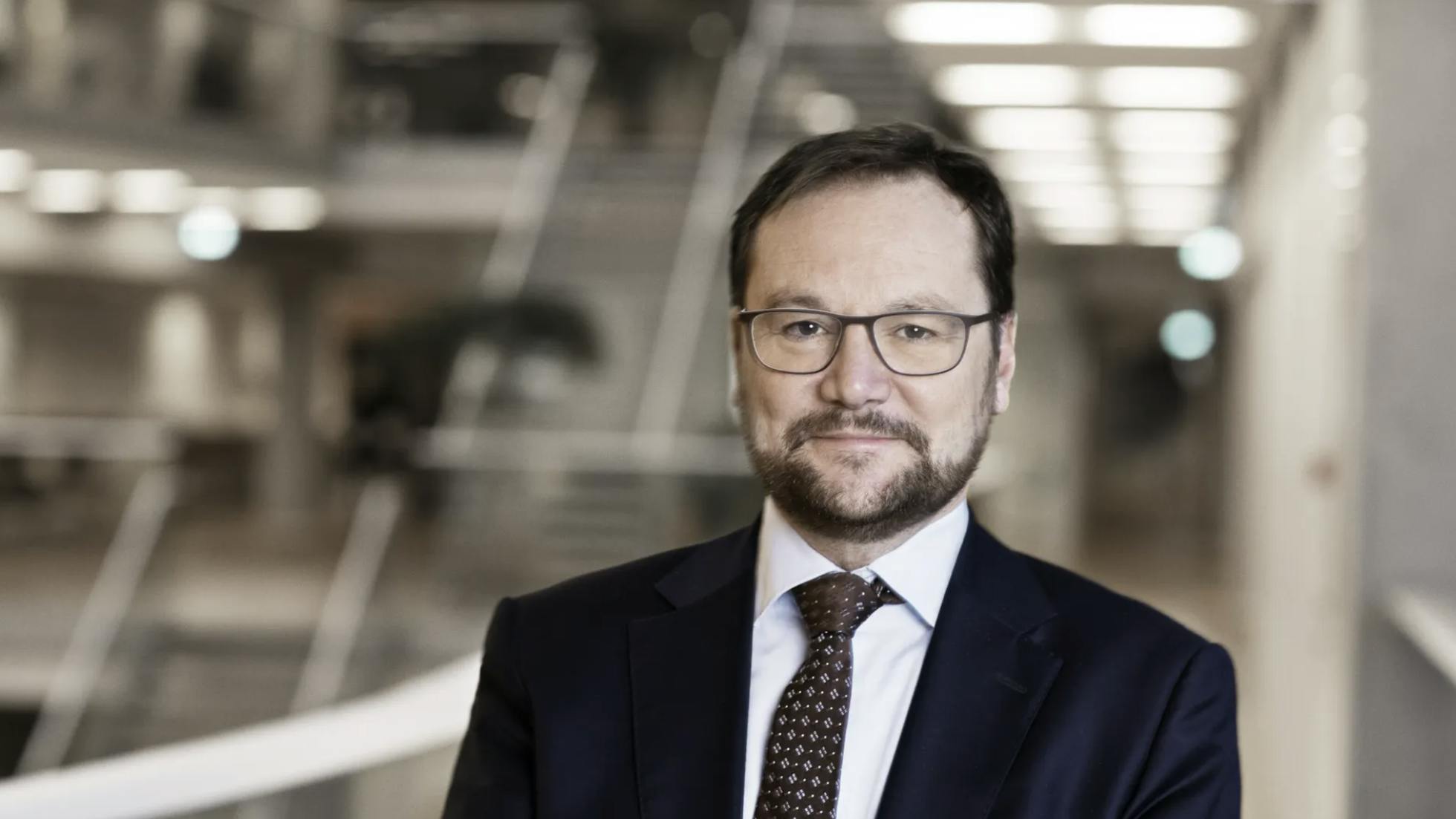 Efter næsten 14 år i spidsen for Rambøll takker Jens-Peter Saul af som administrerende direktør. Den 59-årige tysker, der har sat grøn omstilling øverst på dagsordenen, bliver siddende, indtil en ny topchef er fundet.