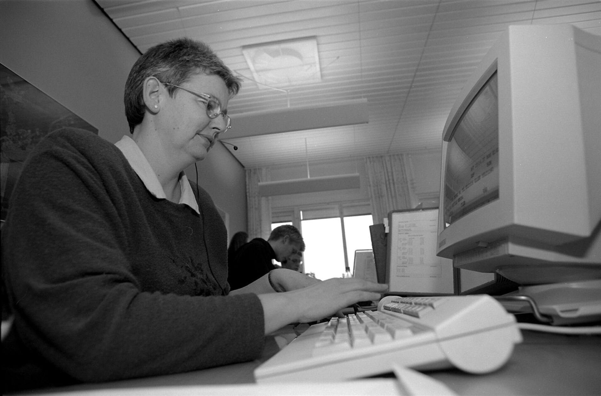 Tiden er løbet fra både jobbet og servicen her, hvor man kan få hjælp til at finde et telefonnummer. Og selvom man elektronisk selv kan søge numre på andre hjemmesider, forventes antallet af offentlige numre at falde voldsomt, hvis en kommende lov om samtykke fra brugerne bliver vedtaget.