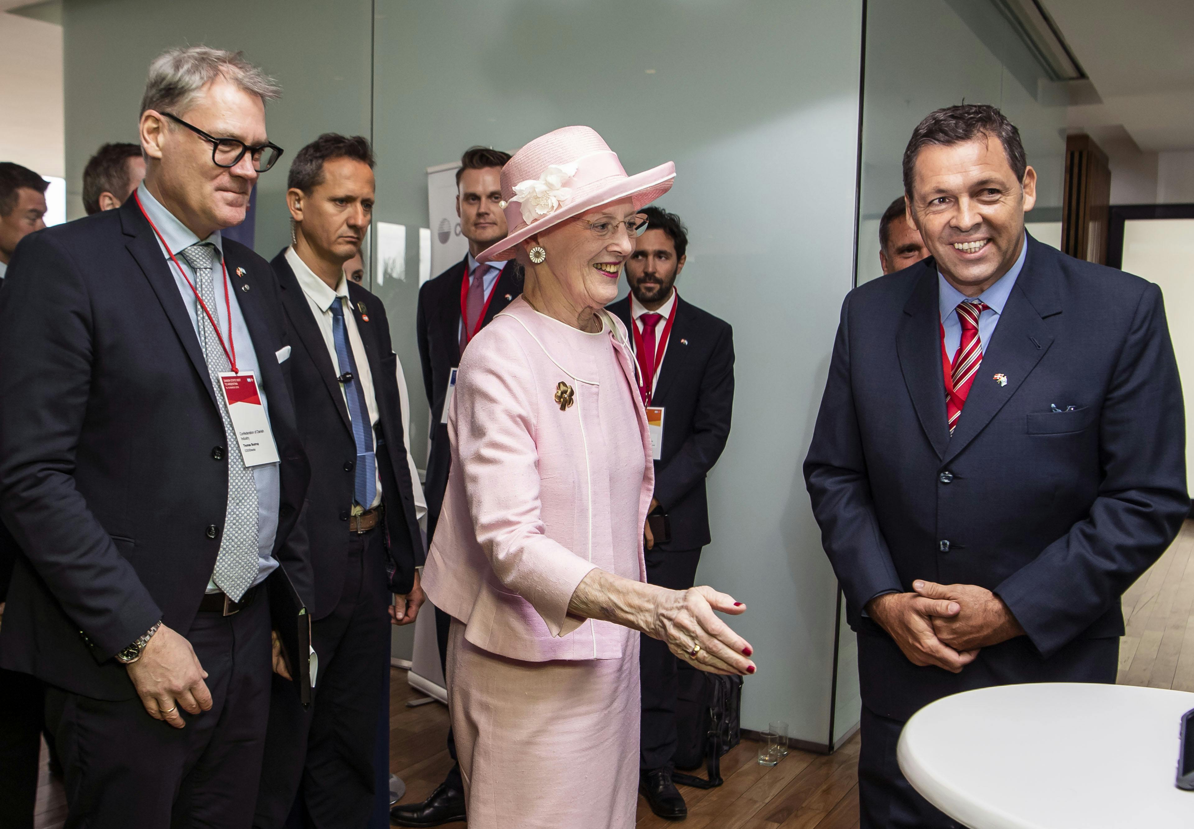 Thomas Bustrup har i mange år rejst verden rundt med kongehuset. Her ses han yderst til venstre sammen med Dronning Margrethe under en erhvervskonference i Argentina.