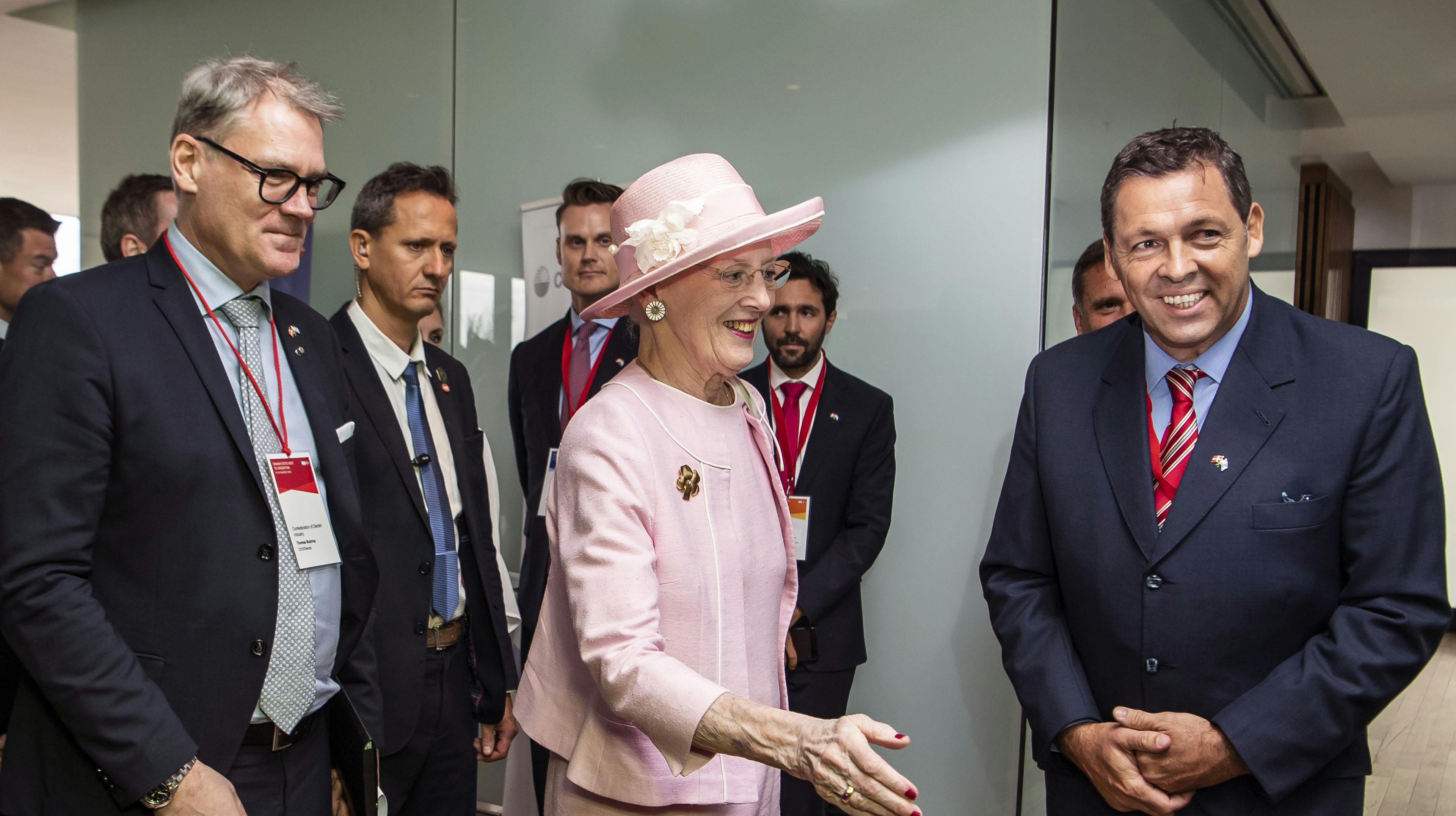 Thomas Bustrup har i mange år rejst verden rundt med kongehuset. Her ses han yderst til venstre sammen med Dronning Margrethe under en erhvervskonference i Argentina.