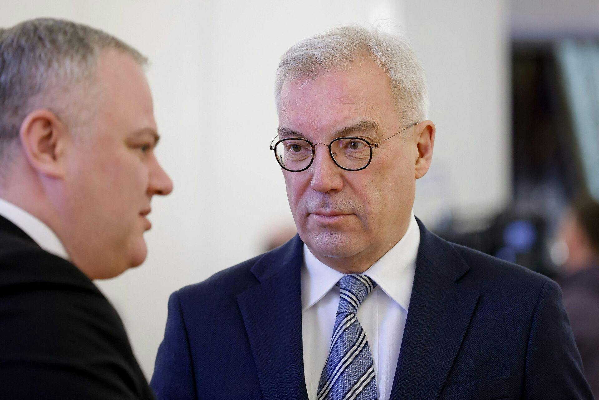 Alexander Grushko (t.h.) fortsætter de russiske trusler, som hans chef, Putin, forleden satte ild til ved at erklære Rusland klar til krig mod Europa.