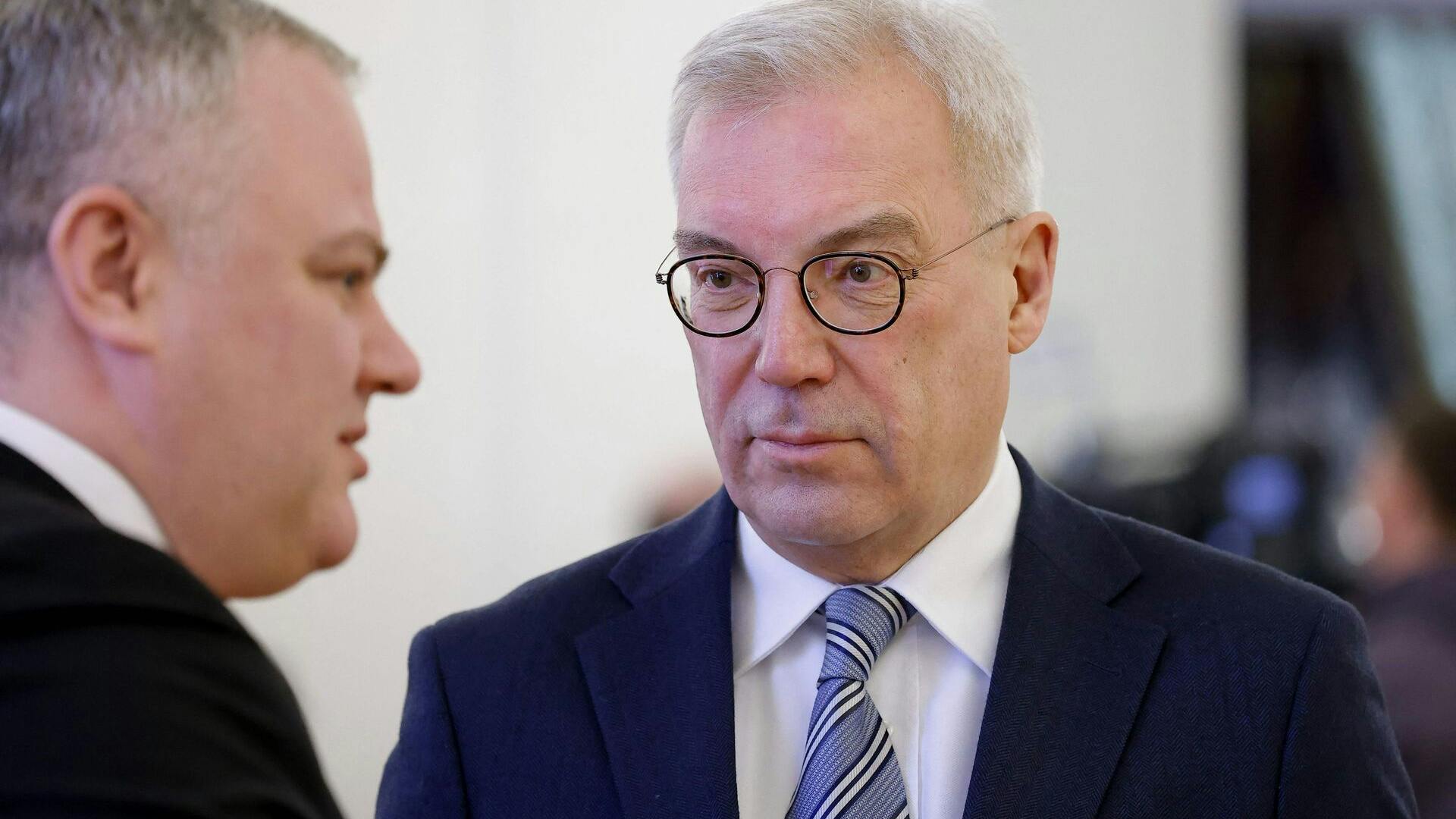 Alexander Grushko (t.h.) fortsætter de russiske trusler, som hans chef, Putin, forleden satte ild til ved at erklære Rusland klar til krig mod Europa.