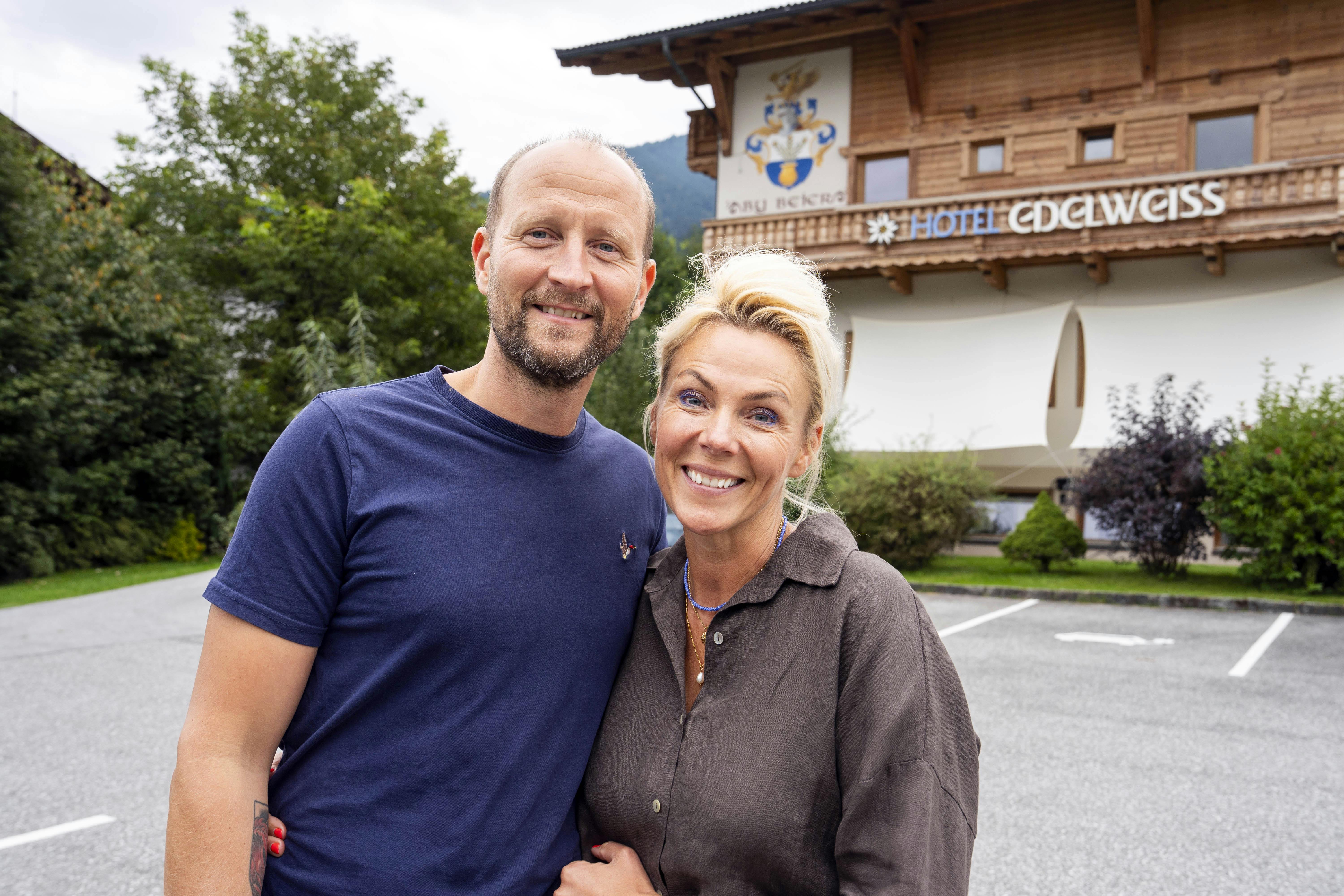 Et nus her og et kys der. Det er kærligheden mellem Lene og Anders Beier, der får Casper Christensen til at se med, når der er "Beier i alperne" og "Jul på alpehotellet" i tv.