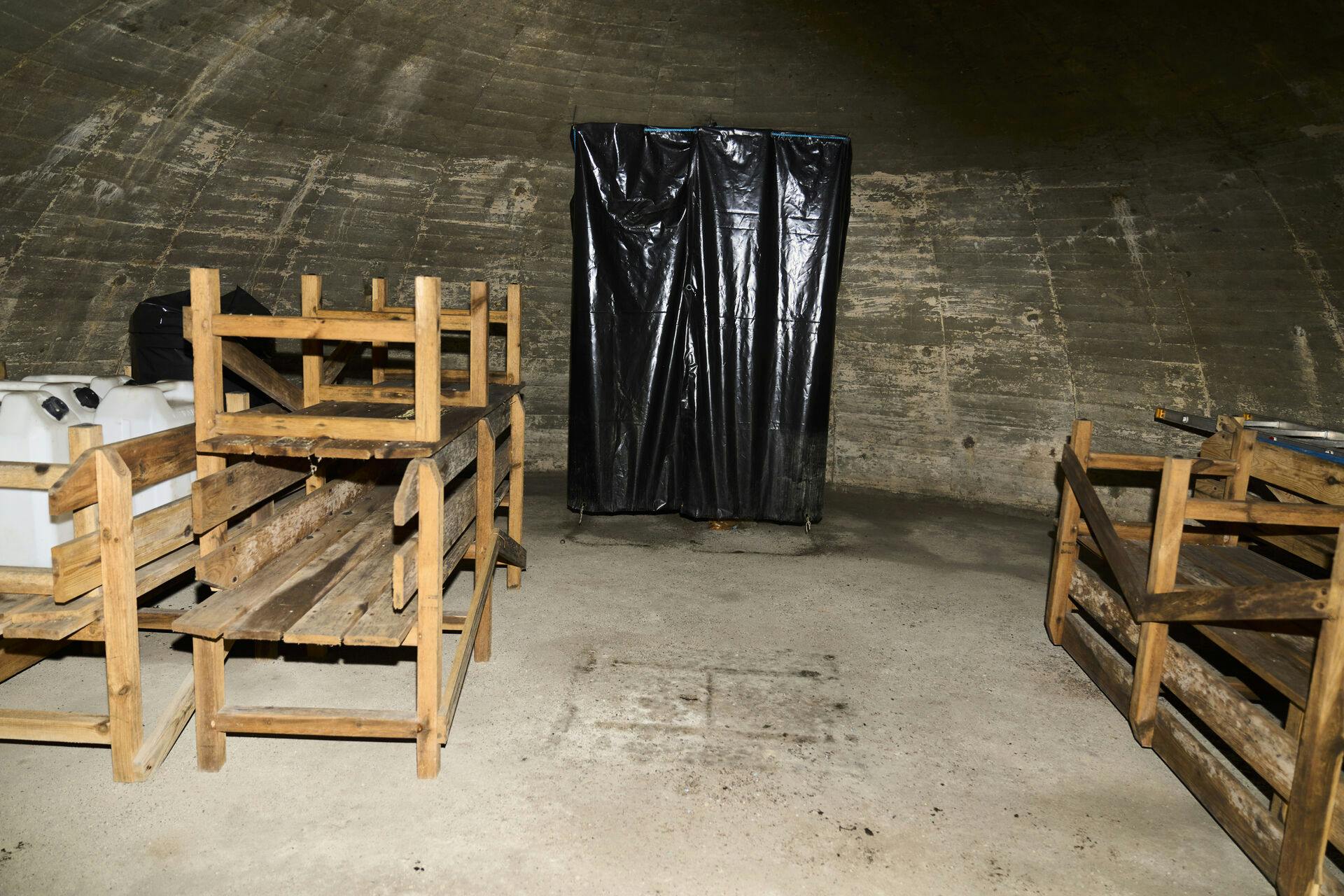 Det er rart at slippe for at få en bombe i hovedet, men rart er ikke lige stemningen i beskyttelsesrummet her.