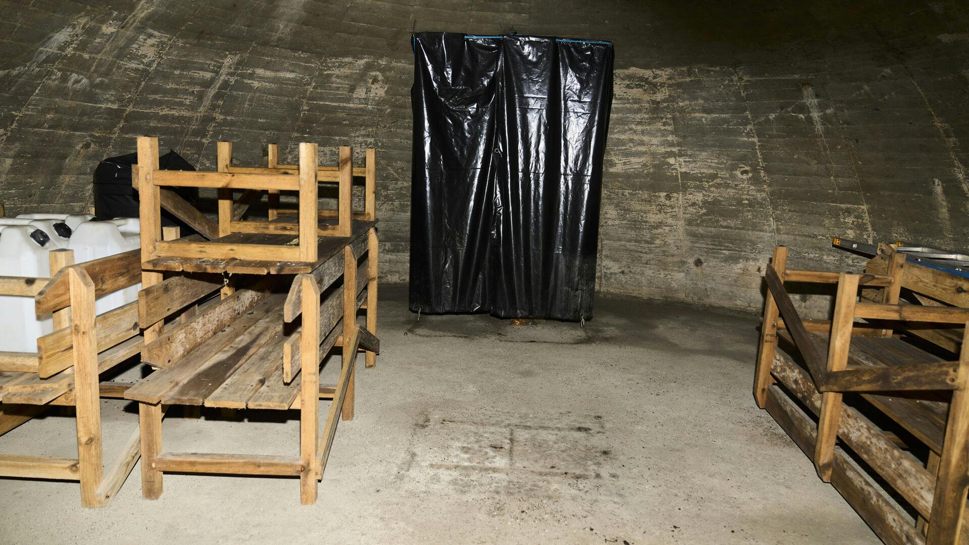 Det er rart at slippe for at få en bombe i hovedet, men rart er ikke lige stemningen i beskyttelsesrummet her.