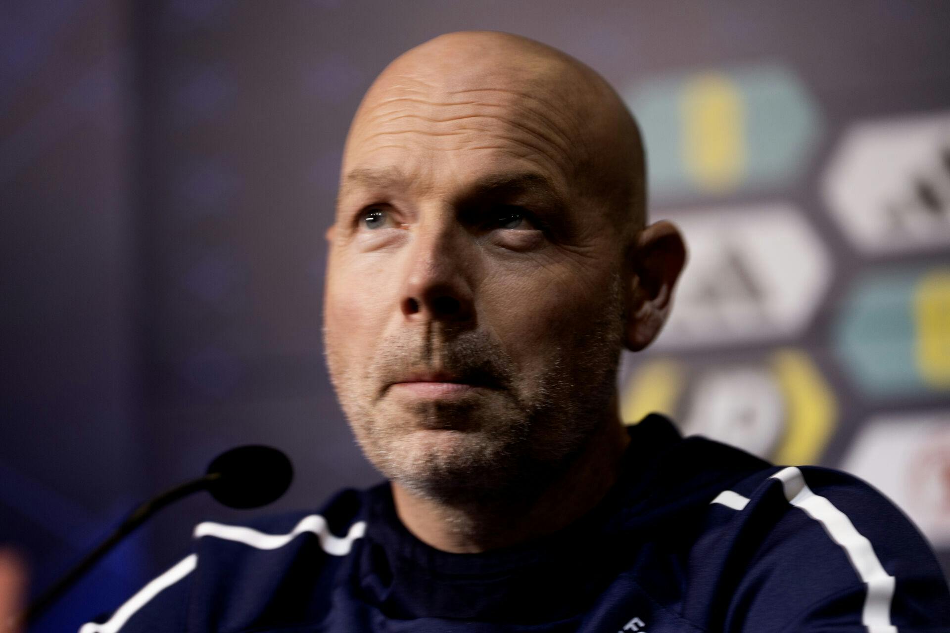 Fodboldlandstræner Brian Riemer holder pressemøde på Hampden Park i Glasgow mandag den 17. november 2025. Danmark skal tirsdag møde Skotland i den sidste kamp i VM-kvalifikationen.. (Foto: Bo Amstrup/Ritzau Scanpix)