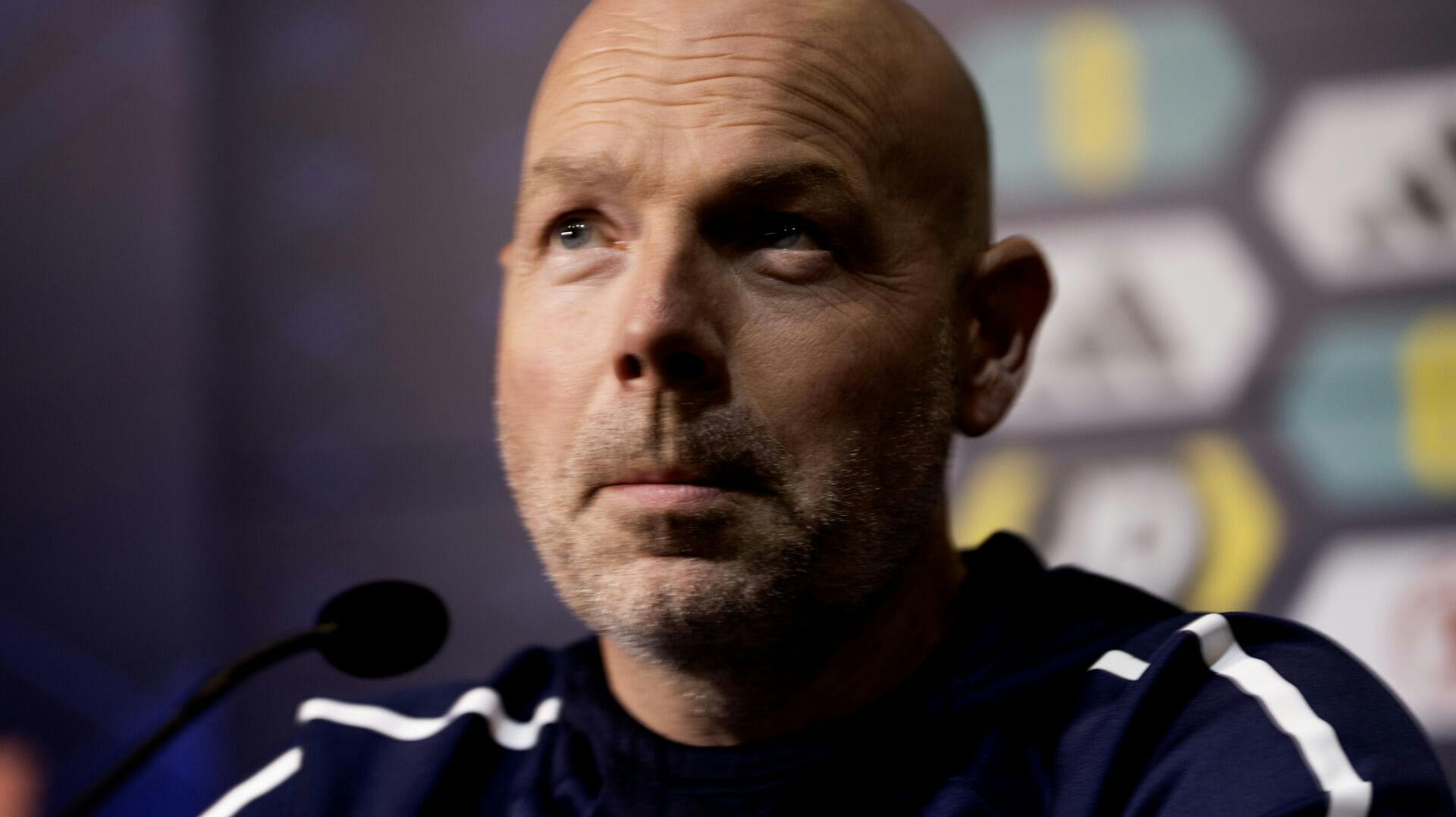 Fodboldlandstræner Brian Riemer holder pressemøde på Hampden Park i Glasgow mandag den 17. november 2025. Danmark skal tirsdag møde Skotland i den sidste kamp i VM-kvalifikationen.. (Foto: Bo Amstrup/Ritzau Scanpix)