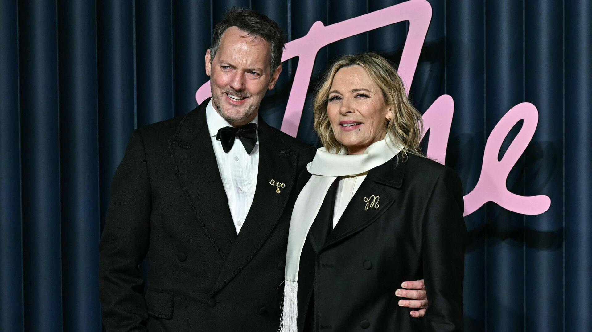 Fra et tilfældigt møde hos BBC i 2016 til et romantisk bryllup i Chelsea. Sådan har Kim Cattrall og Russell Thomas bygget deres kærlighed stille og stærkt op. Og for det meste langt fra rampelyset.