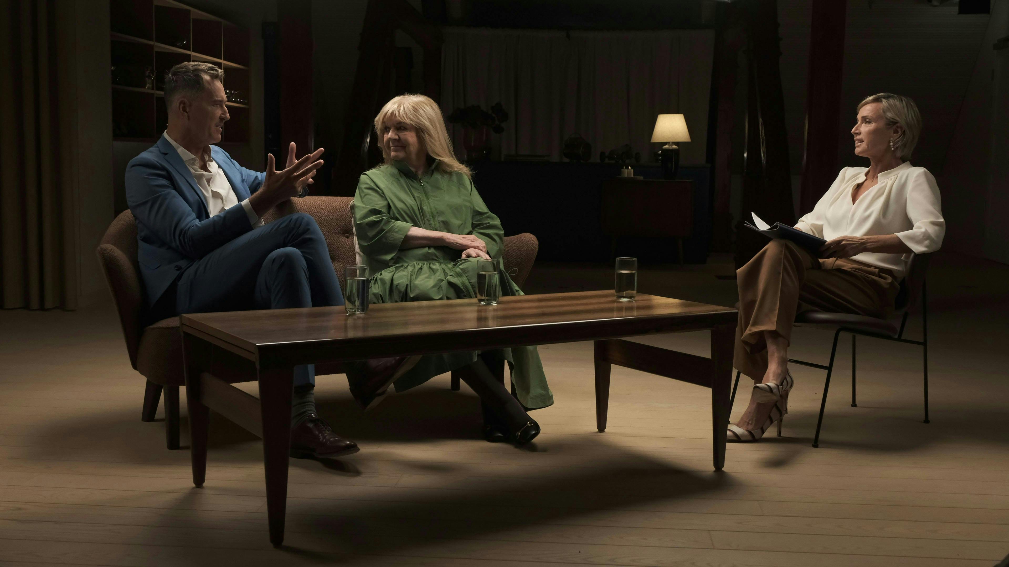 Jakob Steen Olsen, Ulla Terkelsen og Natasja Crone guiderne seerne igennem året i kongehuset.