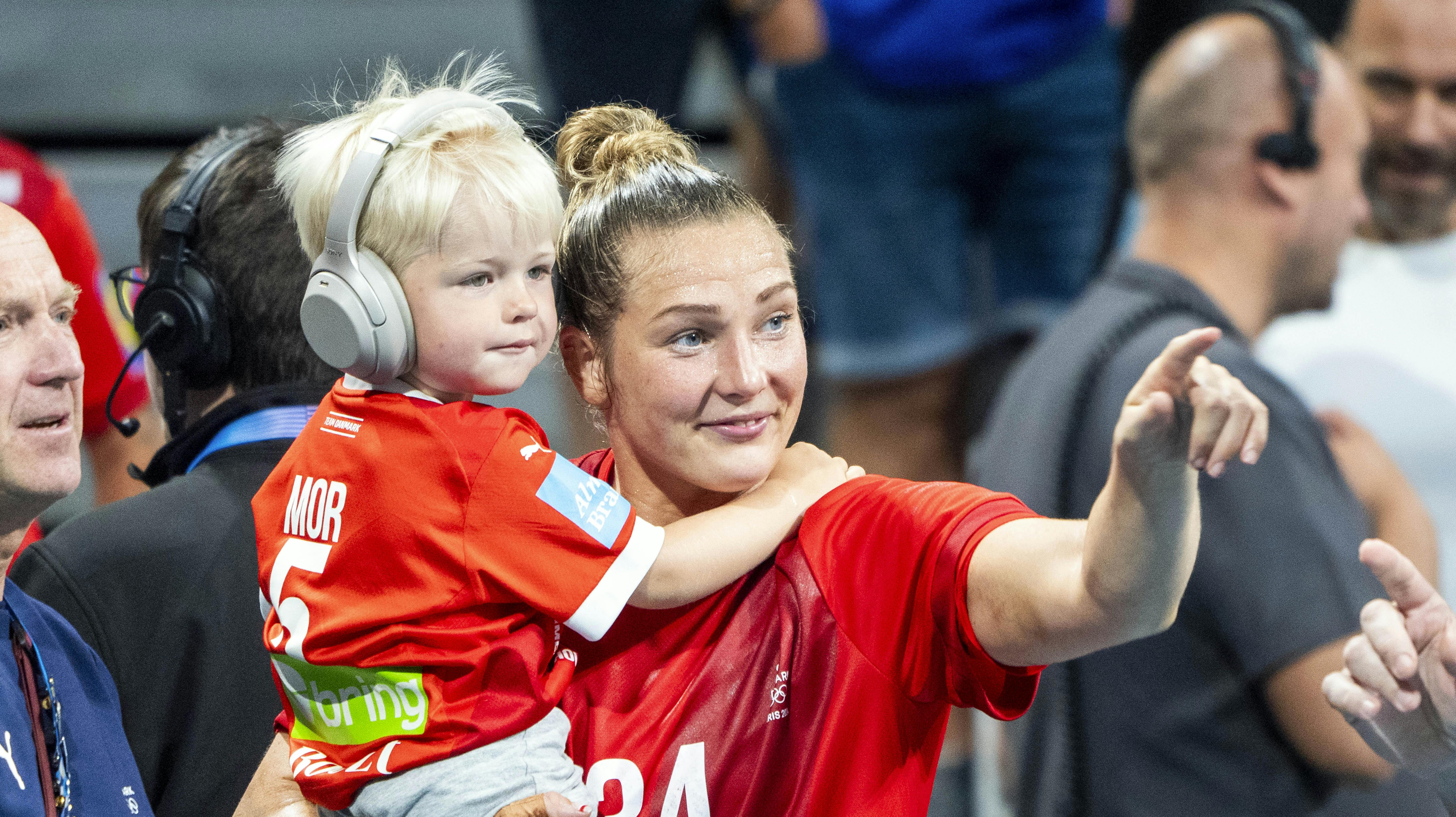 Rikke Iversen med nevøen Elliot under OL i Paris i 2024. 