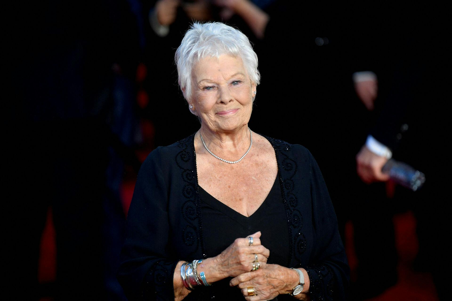 (ARKIV) Actor Judi Dench poses during the world premiere of the new James Bond film "No Time To Die" at the Royal Albert Hall in London, Britain, September 28, 2021 Engelsk skuespiller Judi Dench fylder 90 år mandag den 9. december 2024.. (Foto: Toby Melville/Ritzau Scanpix)