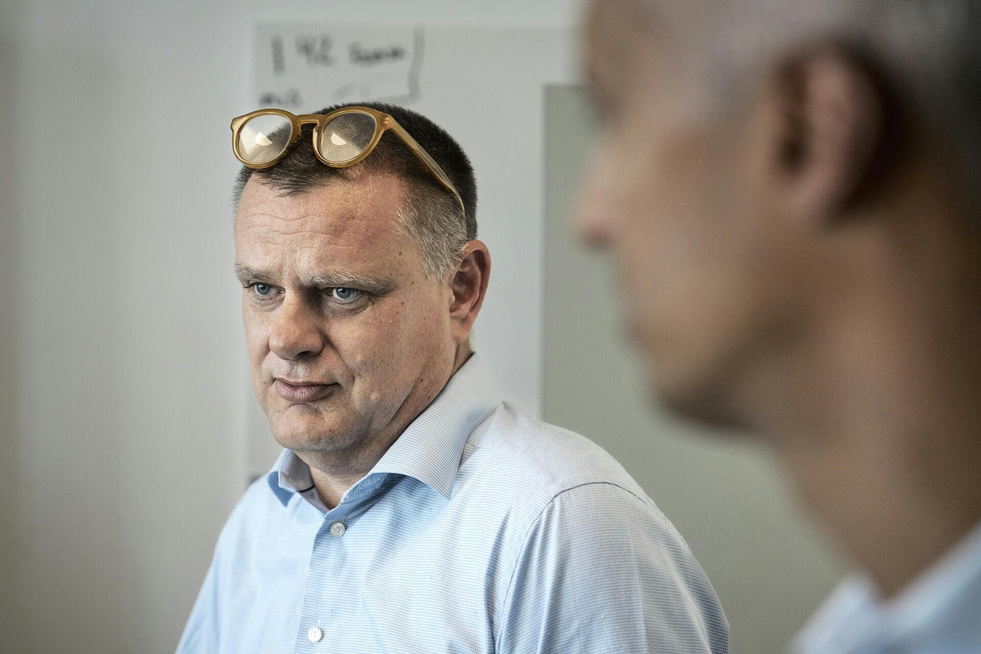 Oehlenschlaeger Skole har besøg af Undervisningminster Mathias Tesfaye og to borgmestre Lars Weiss, på billedet og Jacob Næsager. Sidstnævnte i slips.