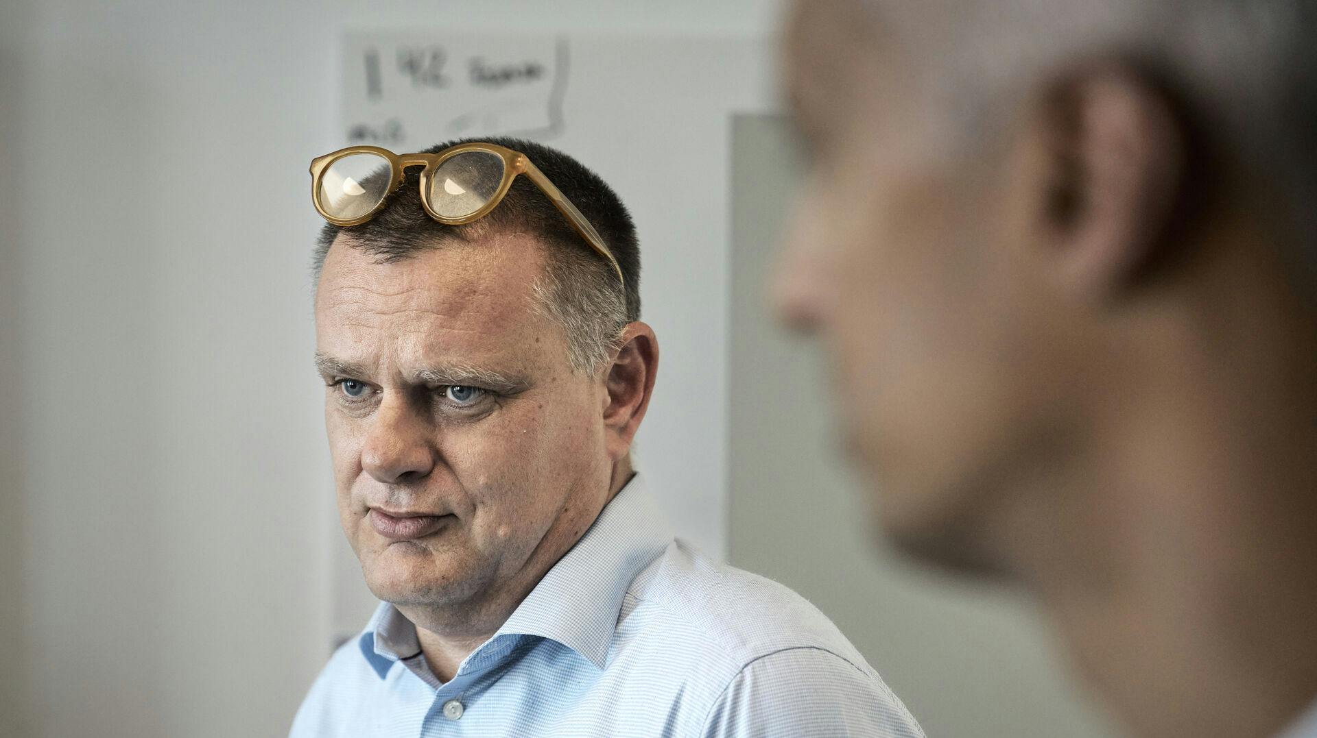 Oehlenschlaeger Skole har besøg af Undervisningminster Mathias Tesfaye og to borgmestre Lars Weiss, på billedet og Jacob Næsager. Sidstnævnte i slips.