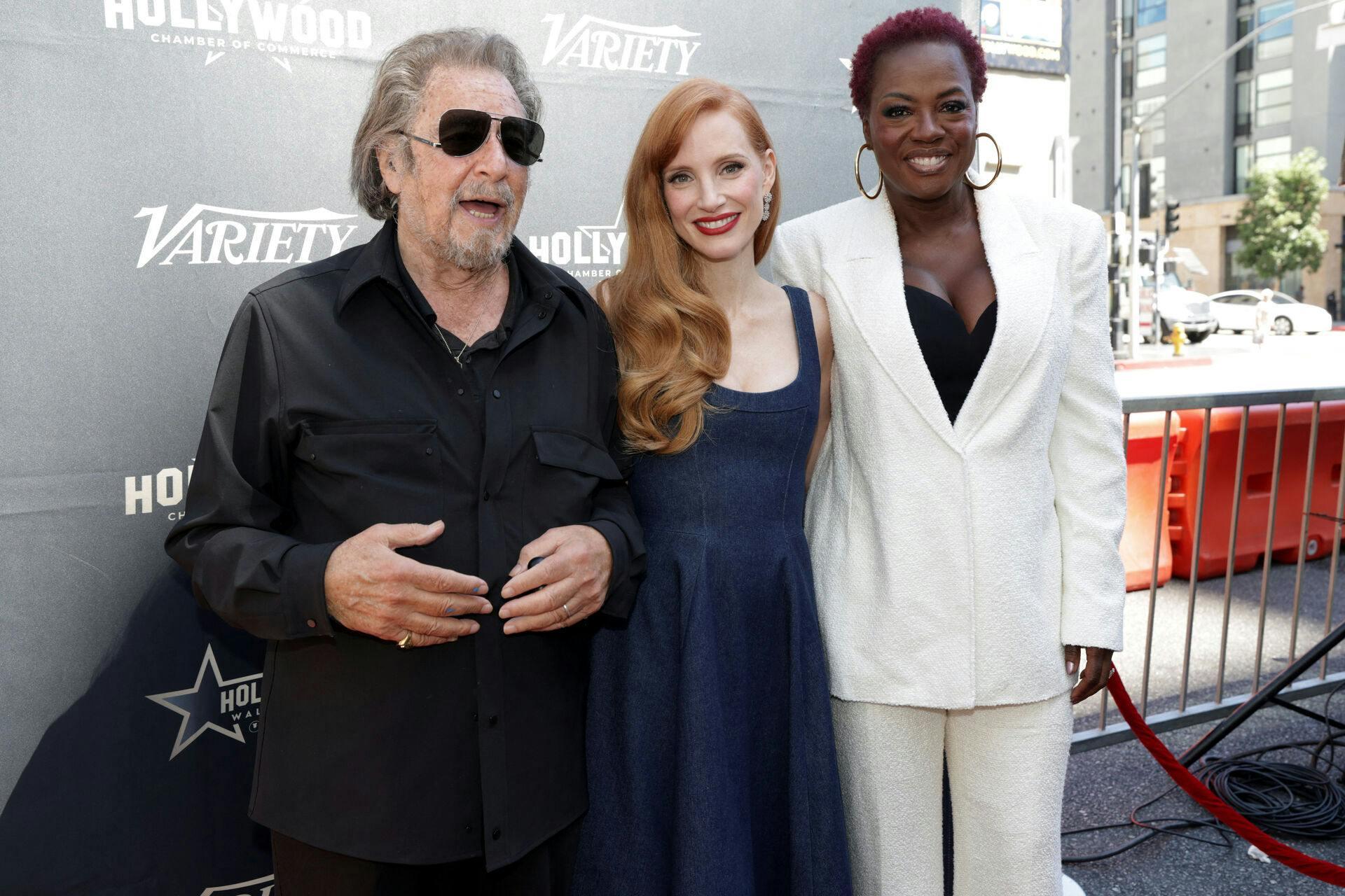 Al Pacino med Viola Davis (th.) og Jessica Chastain (i midten) til sidstnævntes Walk of Fame-afsløring i Los Angeles den 4. september. Her var guldringen også tydelig.